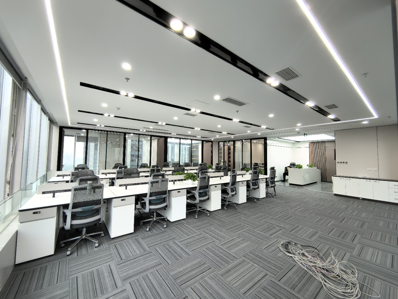 金融城甲级三面采光优质户型 308平方4隔间1会议室36工位 精装带家具 采光非常巴适 中航国际广场办公室出租