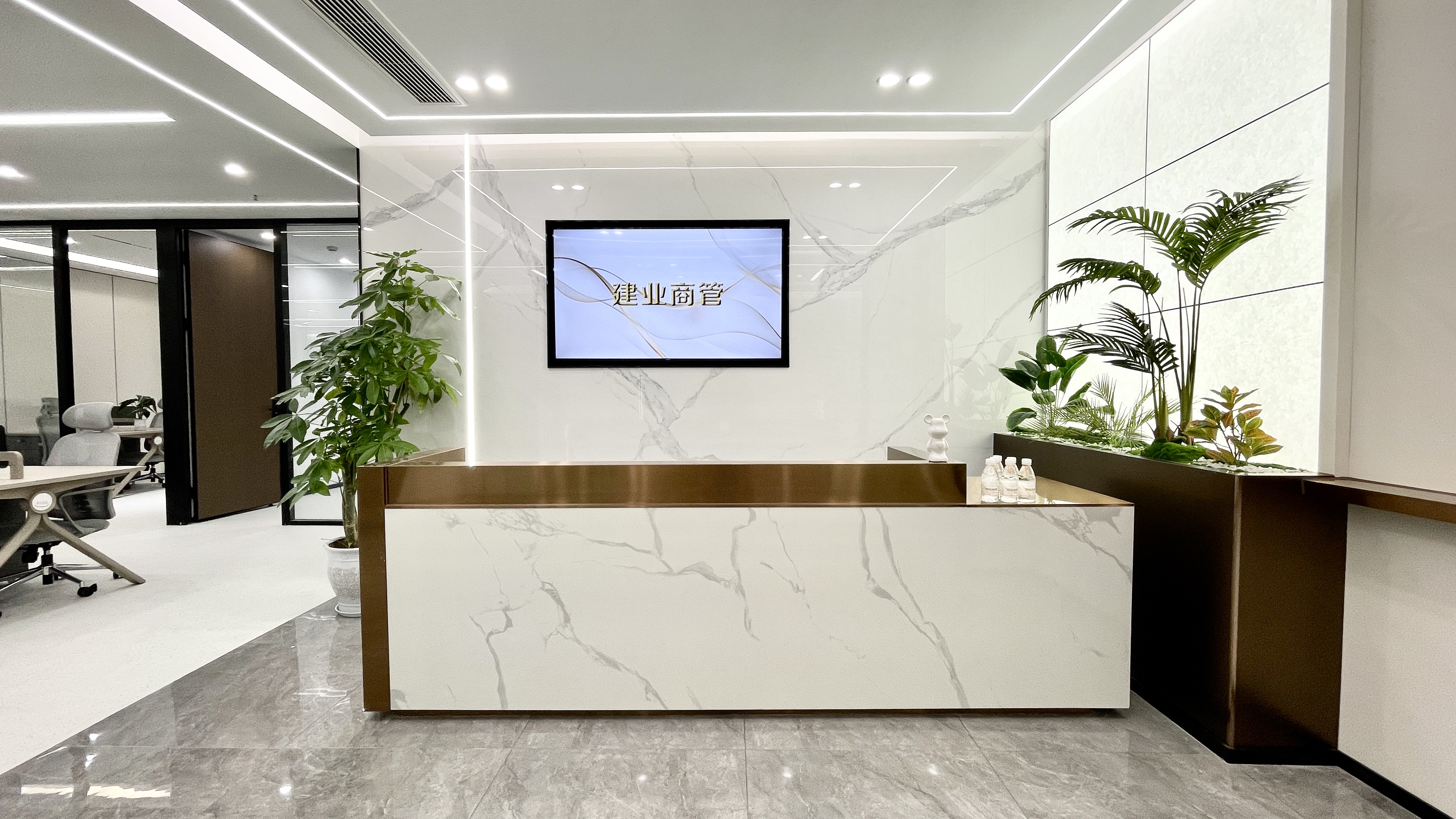 5号线市一医院地铁四五百米 整层打造24小时空调 279平 4隔间28工位 精装带家具 天府新谷办公室出租