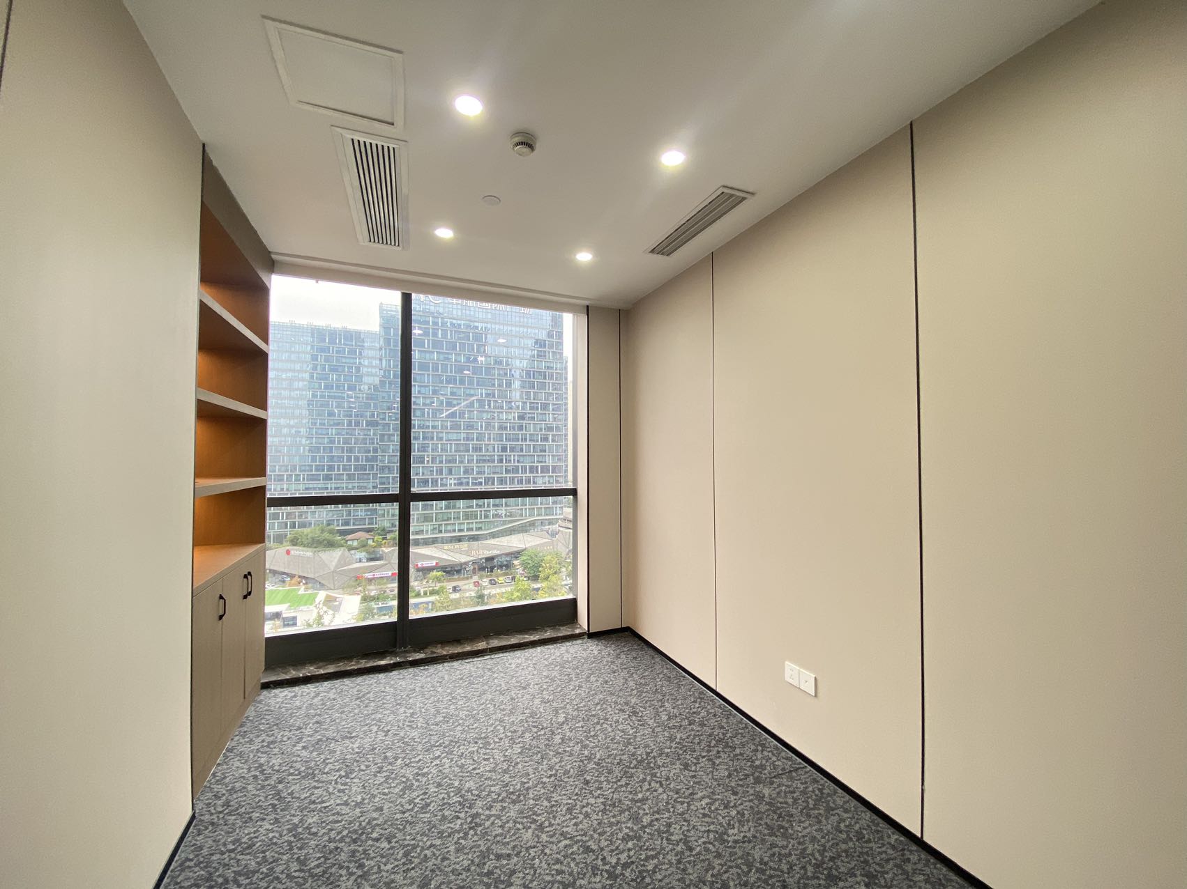 金融城甲级电梯口大户型 全新装修 538平方 8隔间45工位+1仓库 精装带家具 大气前台 东方希望中心办公室出租