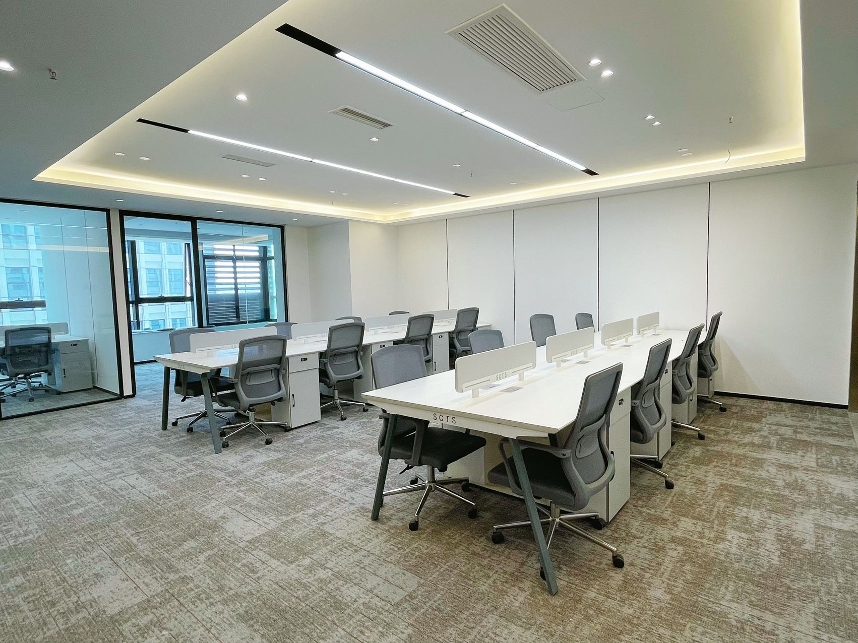 孵化园三线交汇 近地铁 套租 4隔间16工位 报价含物业费 利用率高 电梯口 24小时空调 中航国际交流中心办公室出租