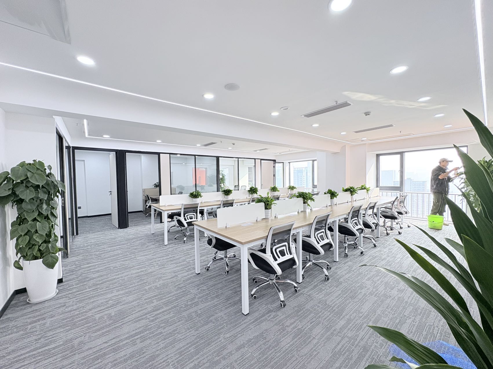 金牛区紧邻2环 265平方 5隔间23工位 高区视野巴适 精装带家具 地铁口 迈里中心办公室出租