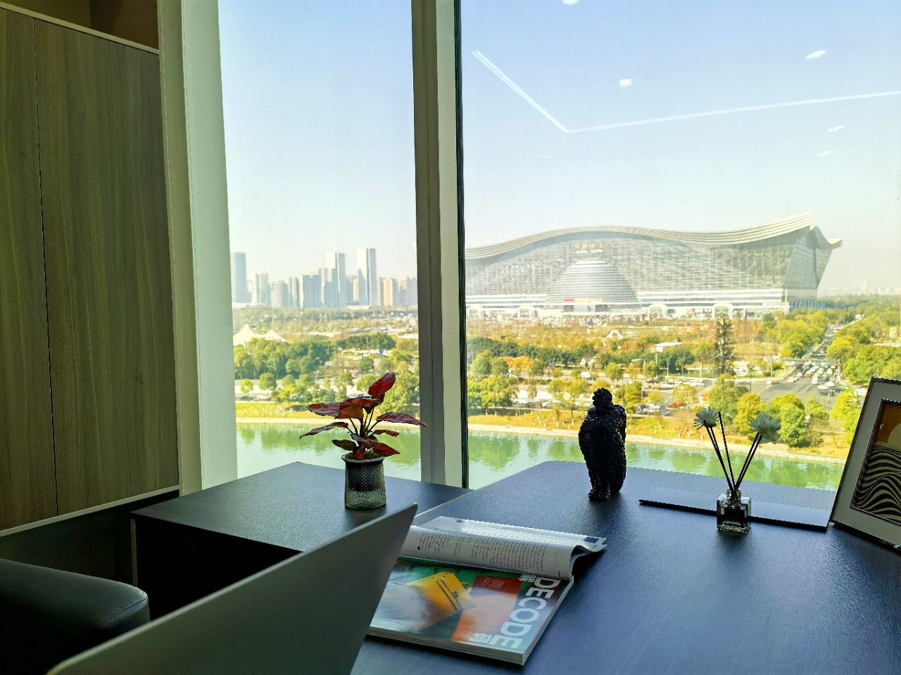 9号线芯岛地铁几百米 双面采光看江景 291平 6隔间24工位 无加时费 一梯一户静谧安逸  复地金融岛办公室出租