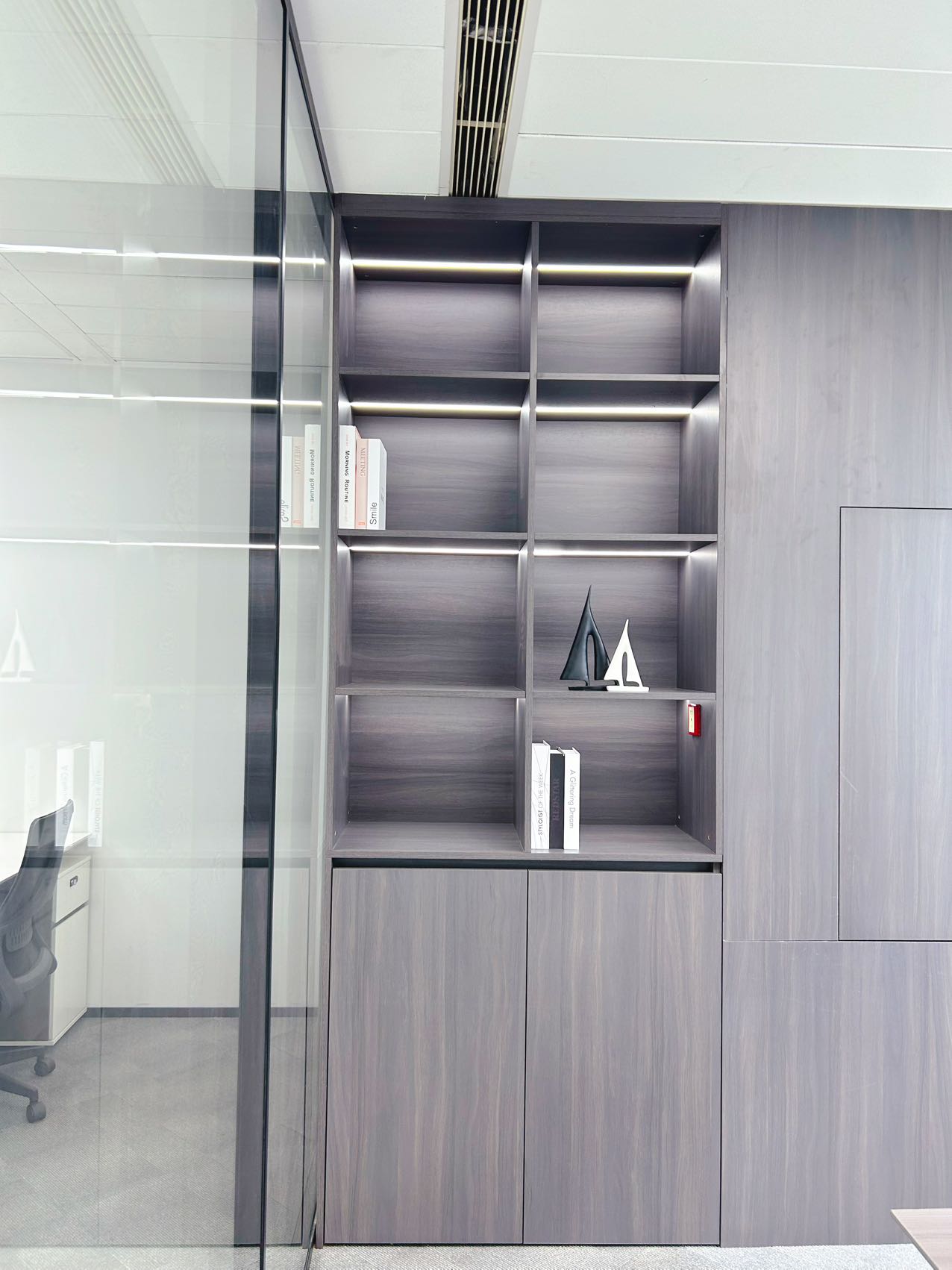 天府三街精选小面积出租 报价含物业费 超甲楼盘 1隔间12工位 报价含家具 欢迎咨询  希顿国际办公室出租