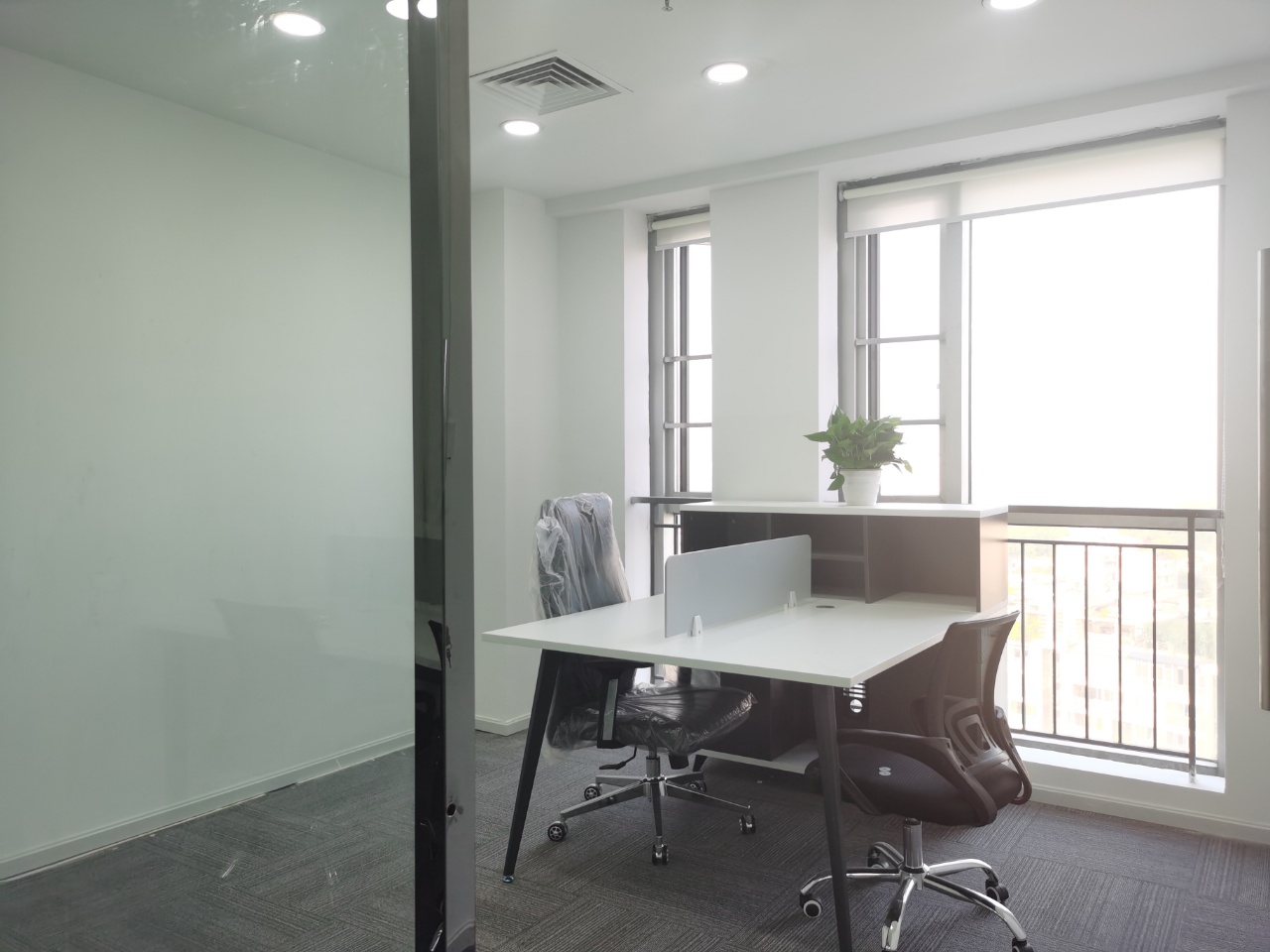 青羊区东坡路地铁口 135平方 3隔间12工位 报价含物业费 拎包入住 优诺国际办公室出租