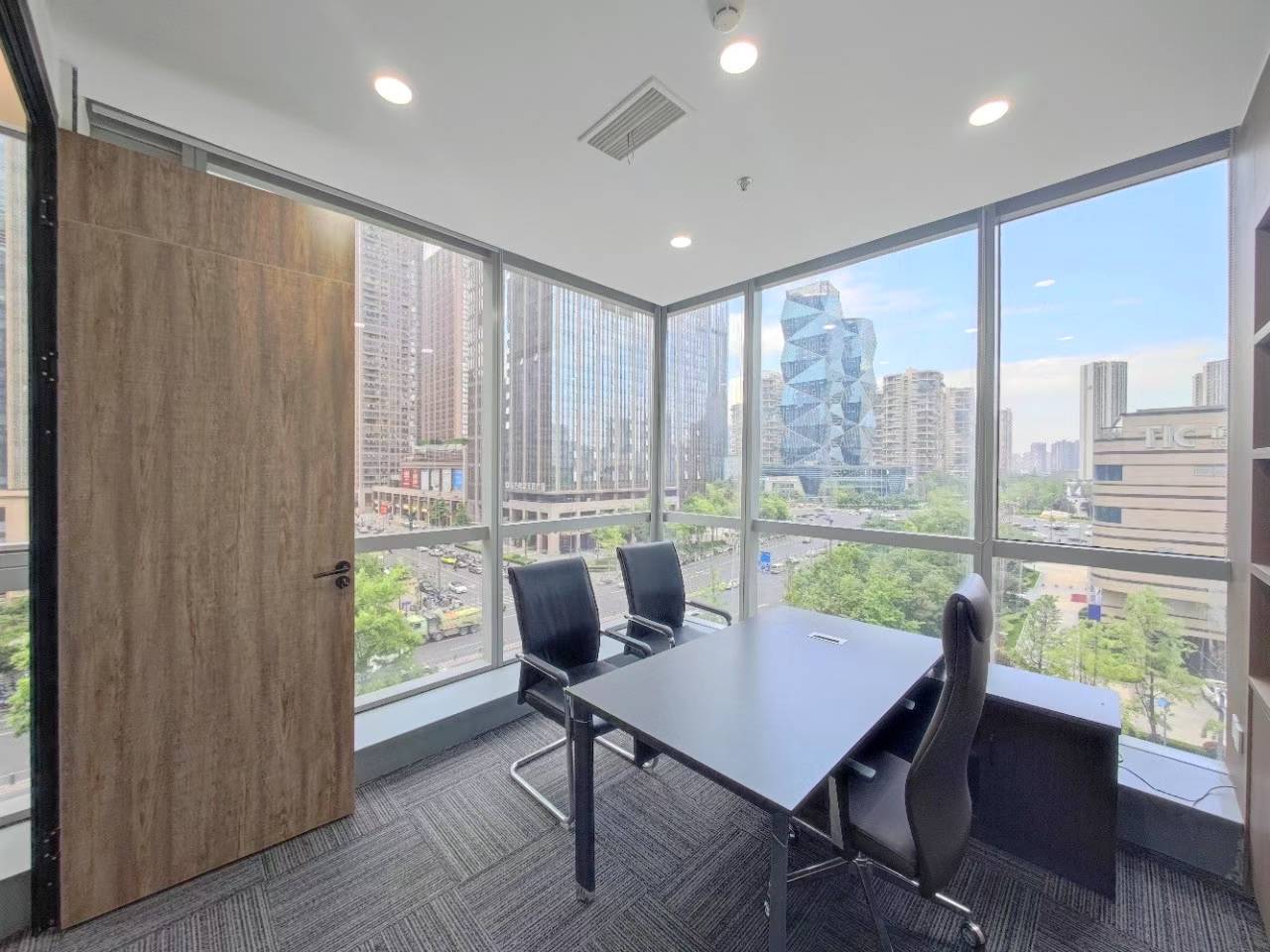 天府二街甲级楼宇 478平方6隔间56工位 双面采光 视野巴适 户型方正 落地窗 天府金融大厦办公室出租