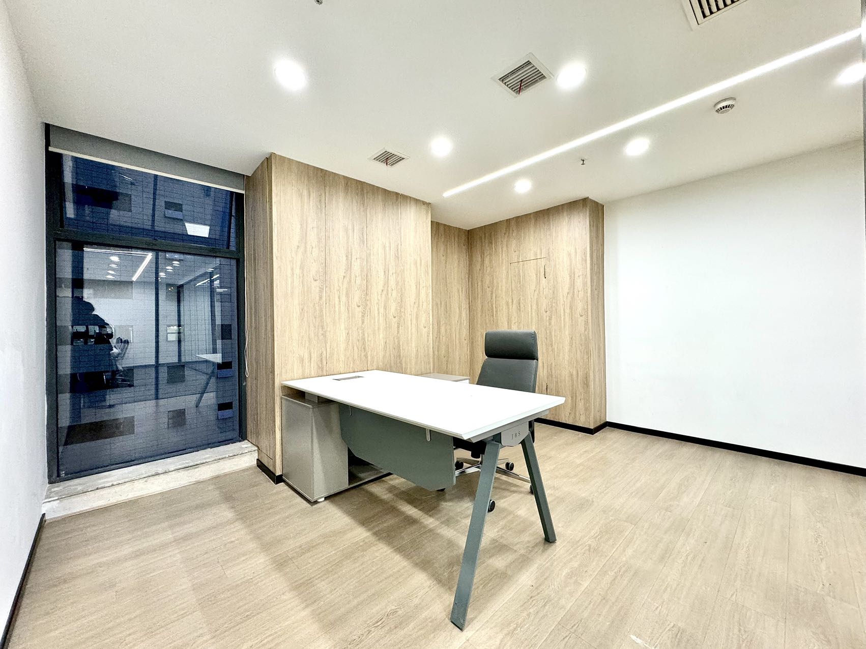 桐梓林地铁口双面采光精装好房 按套出租5隔间16工位 部分区域24小时空调 含物业费 新希望大厦办公室出租