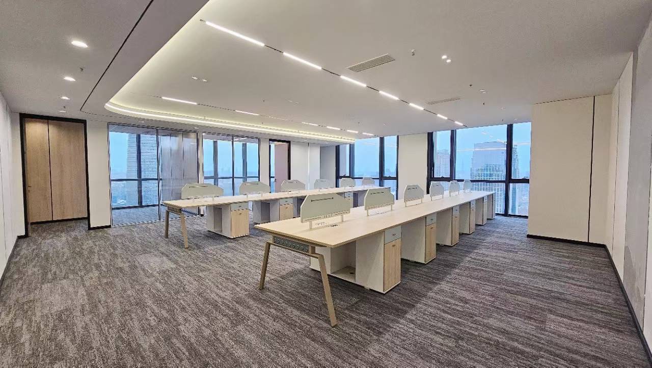 高新区孵化园三线交汇 近地铁 270平 3隔间34工位 双面采光 视野巴适 升级装修 阳光金融中心办公室出租