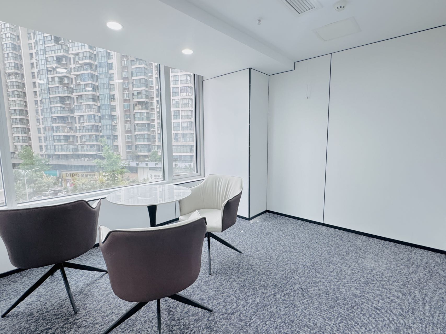 3号线红牌楼广场322.9平方 电梯口 大气前台 5隔间26工位 24小时空调随开随用 鼎冠中心办公室出租