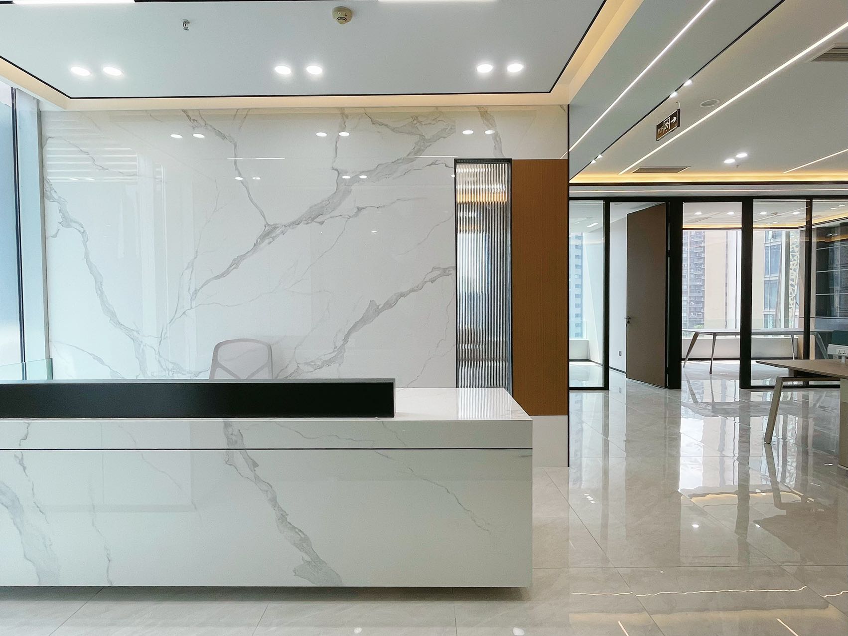 金融城三面采光优质户型 按套出租 5隔间16工位 视野非常安逸 轻奢新装 通透大气不失格调 中航国际广场办公室出租