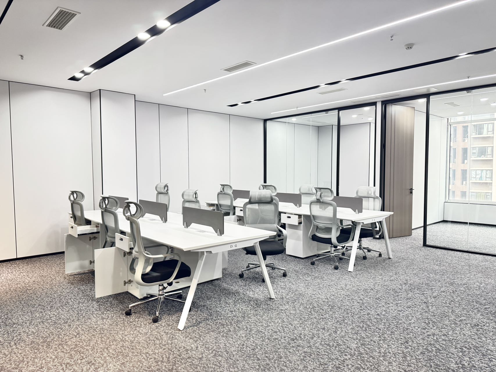 红牌楼地铁三四百米 247平方 4隔间18工位 户型方正 精装带家具 价格含税 鼎冠中心办公室出租