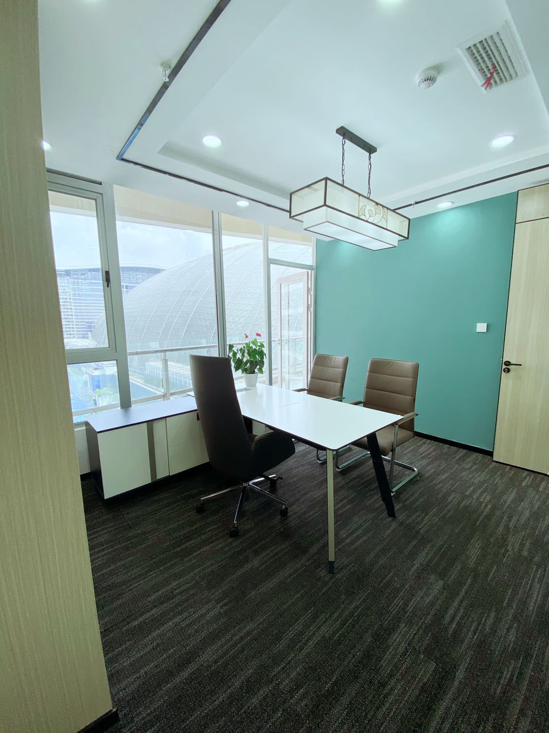 高新区新世纪环球中心精装小面积办公室 简约网红风格 含物业和空调费
