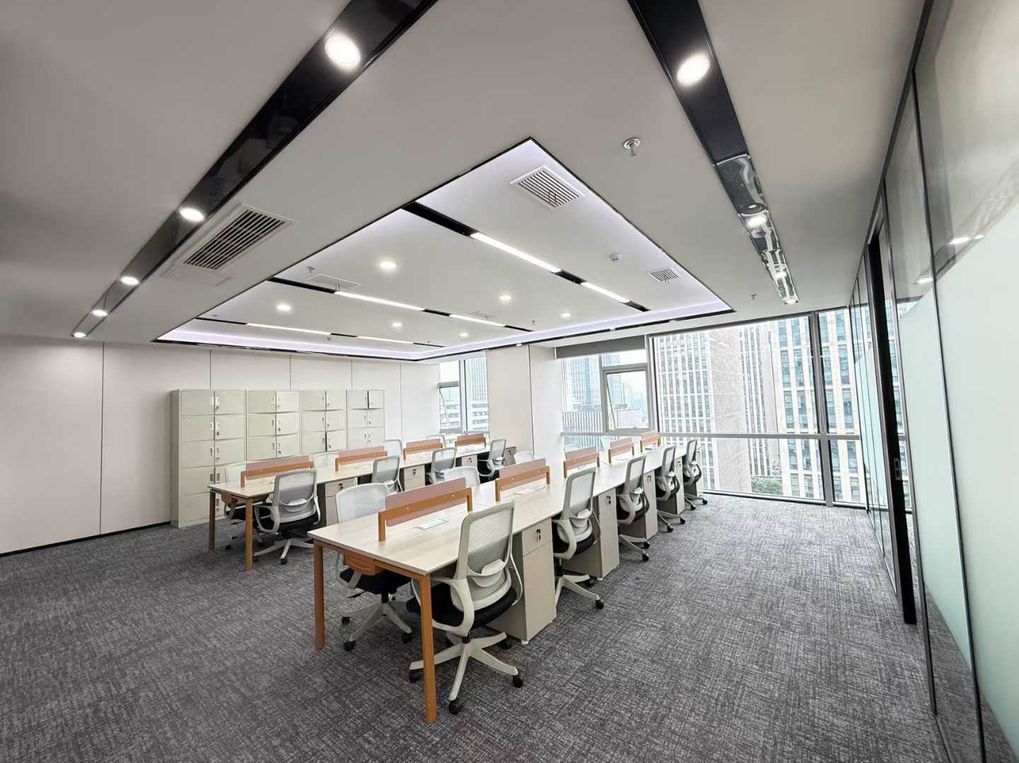 高新区孵化园地铁口 正东朝向 208.52平 4隔间18工位 视野开阔 带家具 环境好 嘉润国金中心办公室出租