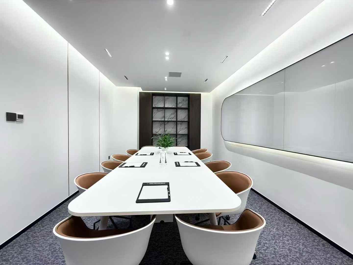 孵化园大户型出租 698平方 8隔间80工位 户型方正 装修巴适 带家具 德商国际办公室出租