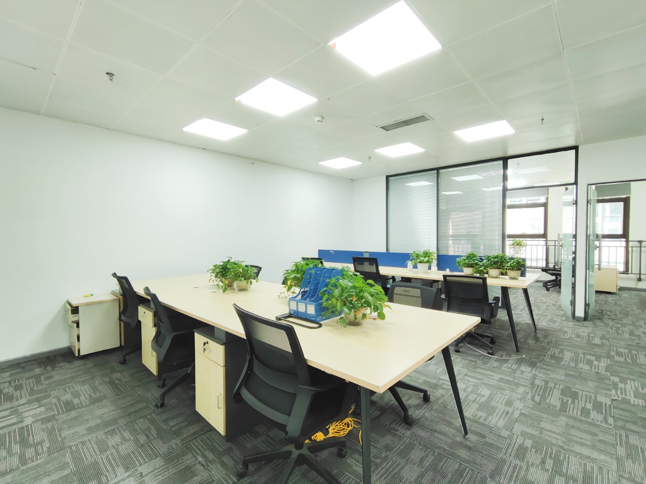 孵化园/金融城精选小面积 104平 3隔间12工位 利用率高 户型方正 24小时空调 中航国际交流中心办公室出租