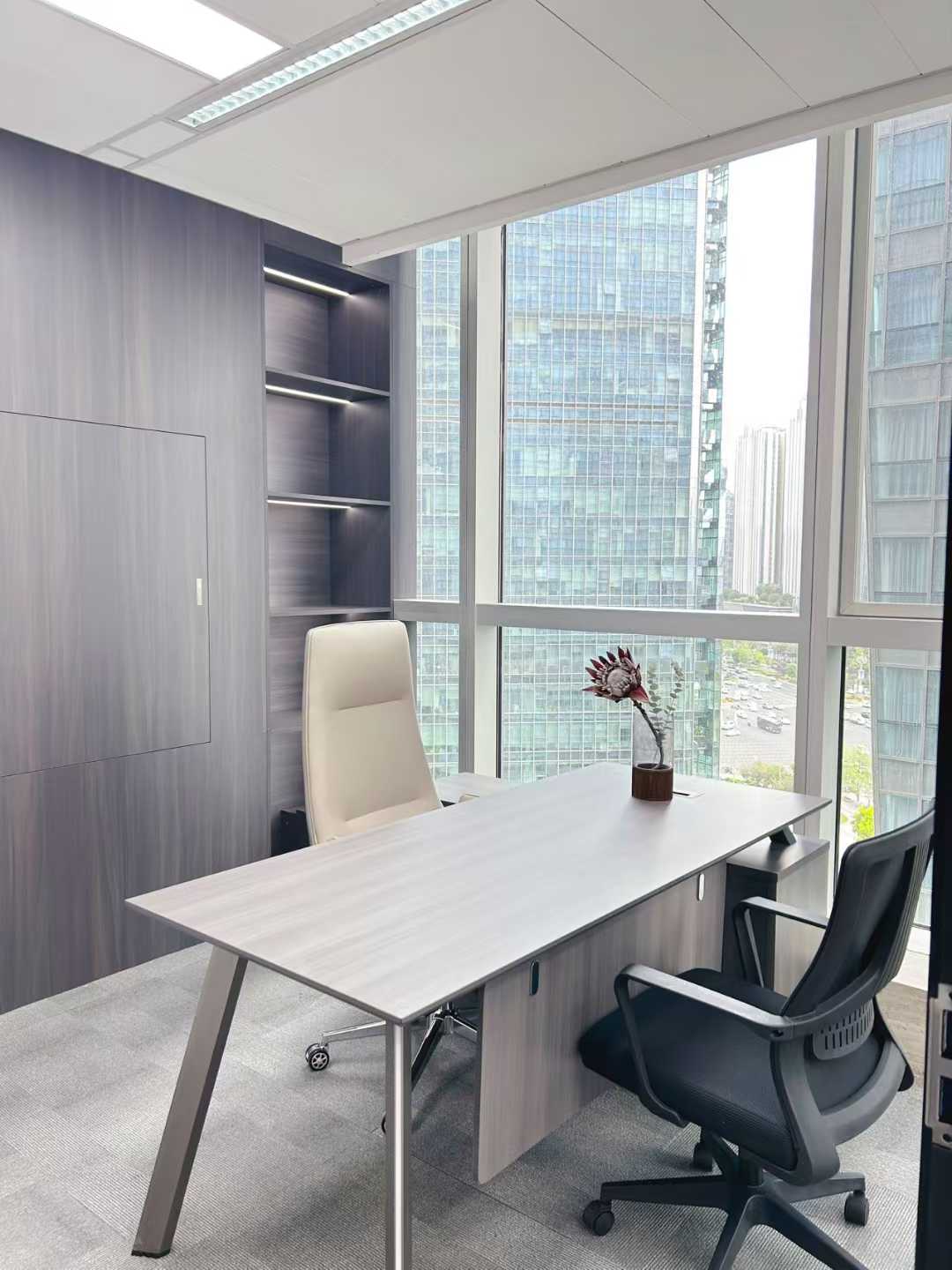 天府三街超甲稀缺小户型3隔间6工位 6900元含物业费 先到先得 希顿国际广场办公室出租