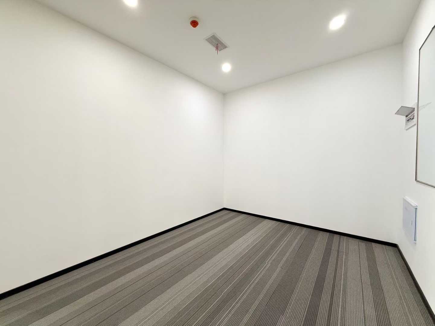 高新中和版块 6号线张家寺地铁口 服务面积148平 3隔间12工位 电梯口 适合创业/办事处 香榭国际办公室出租