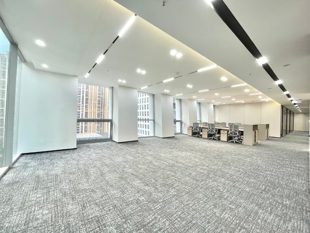 高新区风水宝地 超甲楼盘 437平产权面积 8隔间40工位带小阳台 全新配置 业主直租 带家具 两江国际办公室出租