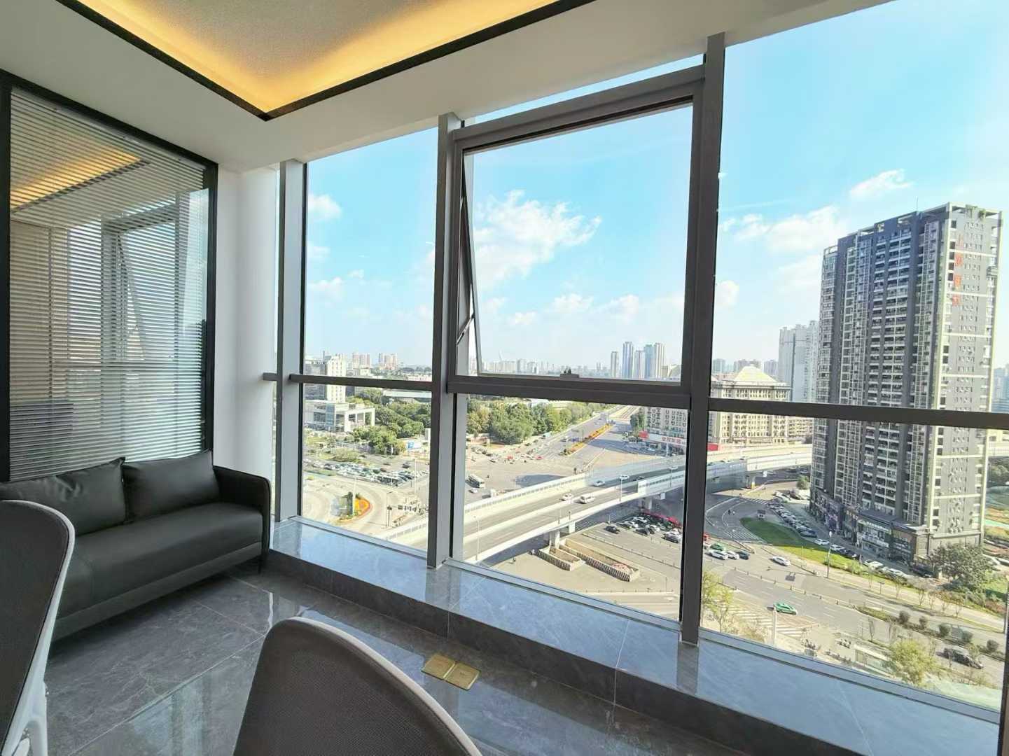 成华区理工大学地铁口 那套出租 3隔间12工位 双地铁交汇 24小时空调 招商城市主场办公室出租