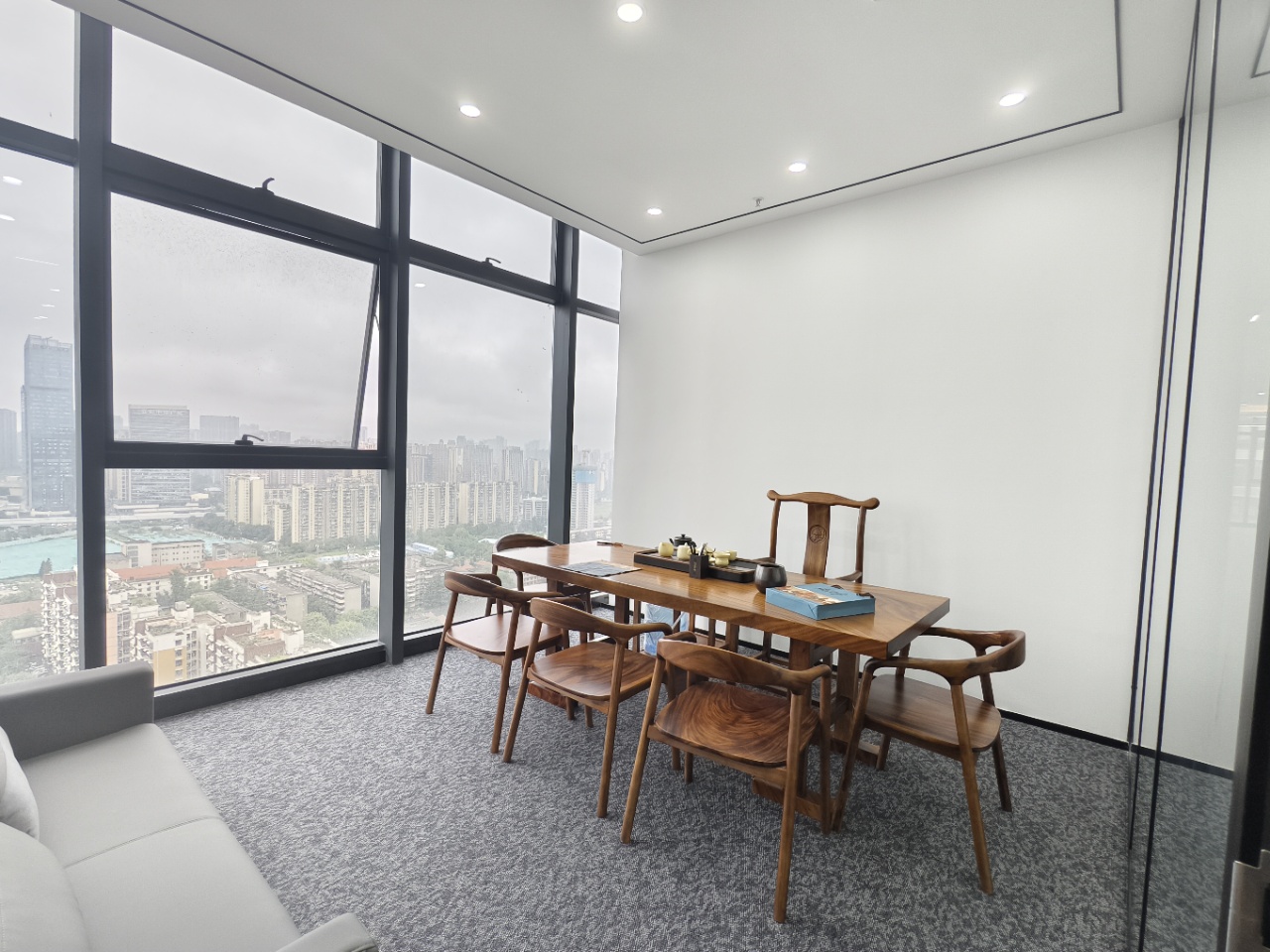 成华区8号线十里店地铁口 大面积出租 438平 7隔间40工位 双面采光 动静分区 正对电梯口 龙腾广场办公室出租