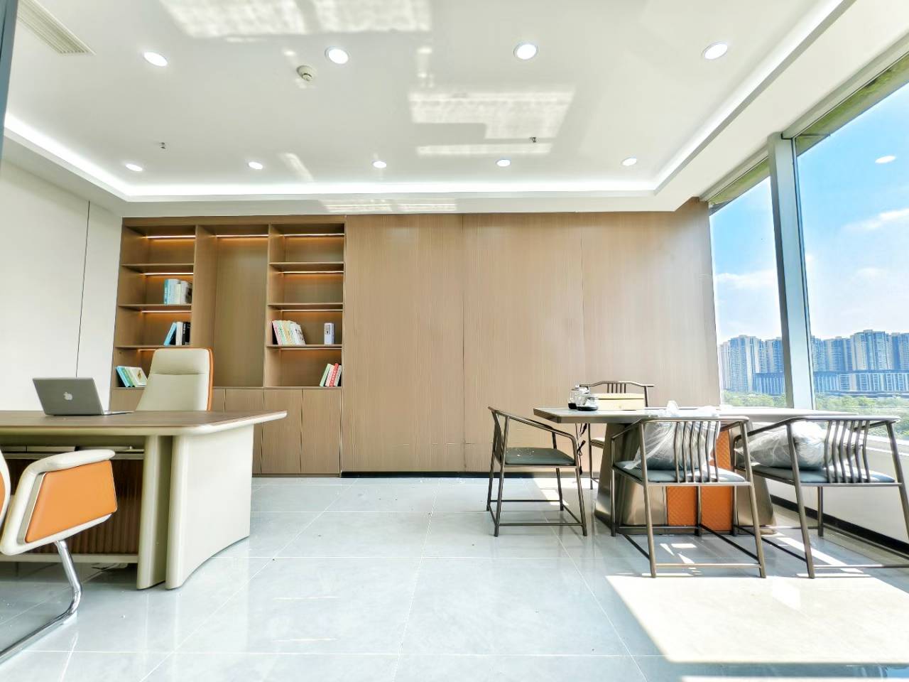 环球中心西区朝外看桂溪公园 240平 5隔间18工位 采光视野巴适 含物业费 环球中心办公室出租