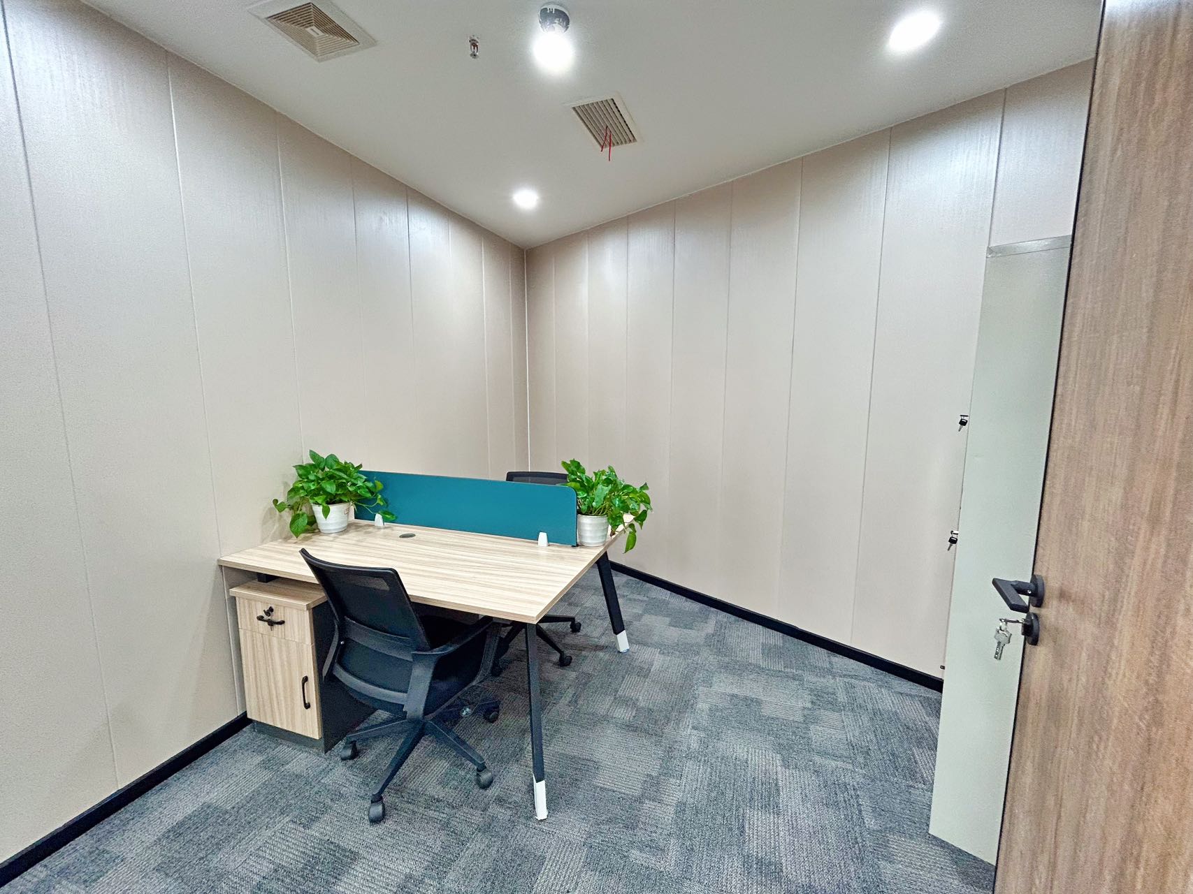 紧邻东郊记忆-杉板桥地铁几百米 136平方 2隔间18工位 视野无遮挡 极品小面积 多弗国际办公室出租