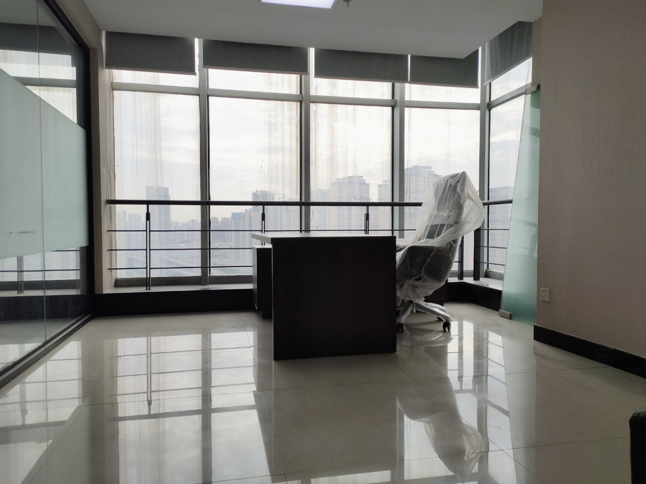锦江区东大路地铁口国嘉新视界131平精装办公室 带家具 户型方正 交通便利