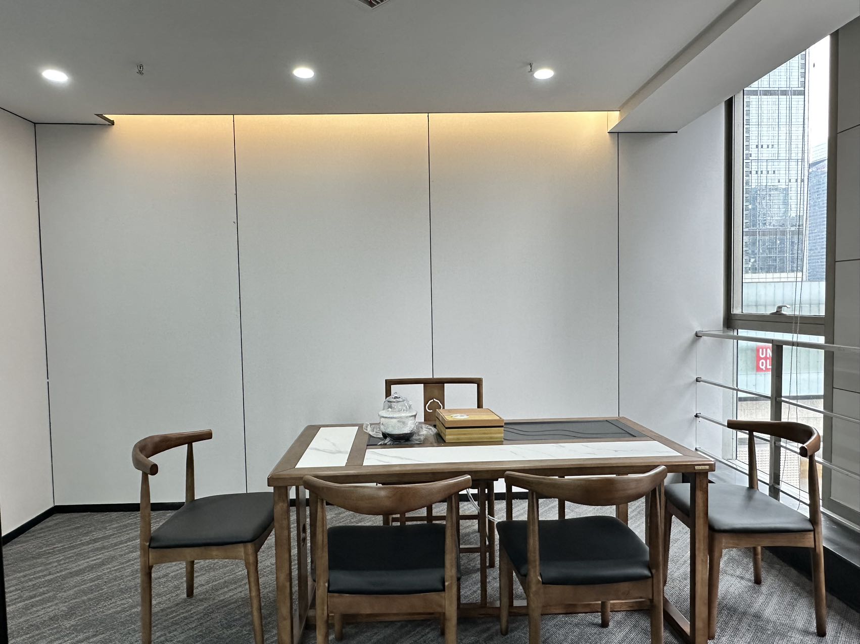 春熙路老牌甲级楼 153平方 3隔间18工位 核心地段 空调早8:30-晚24：00  无惧加班 时代广场办公室出租