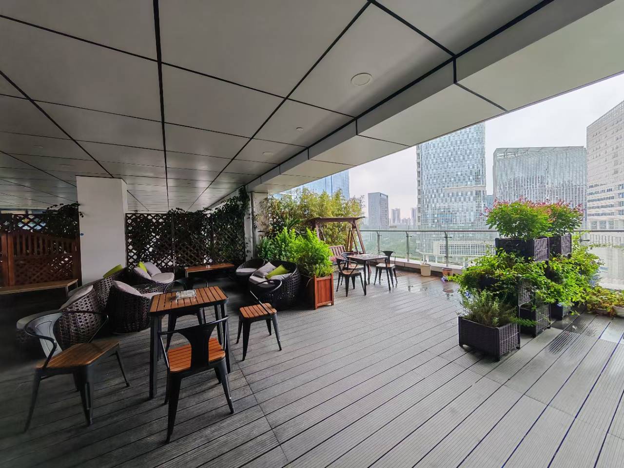 四街阿里巴巴办公楼出租 305平 4隔间45-50工位 24小时空调 大小面积均有 价格可谈