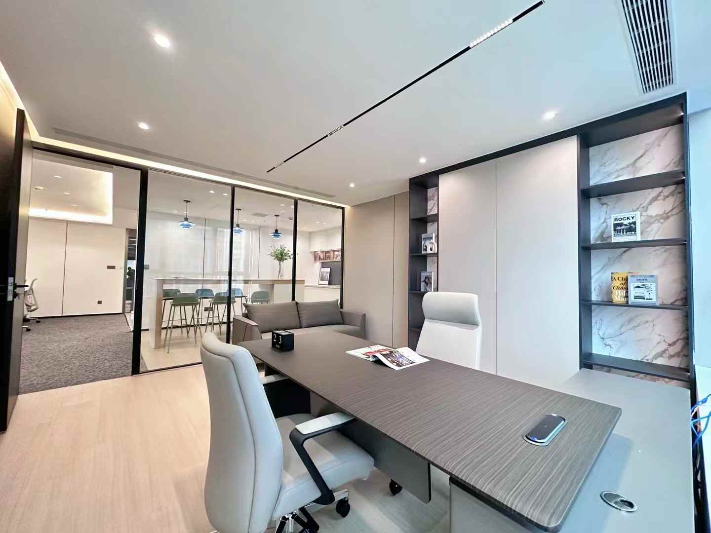 孵化园金融城版块 装修再度升级 348平 6隔间24工位 可升降老板桌 灵活变动 中航国际交流中心办公室出租