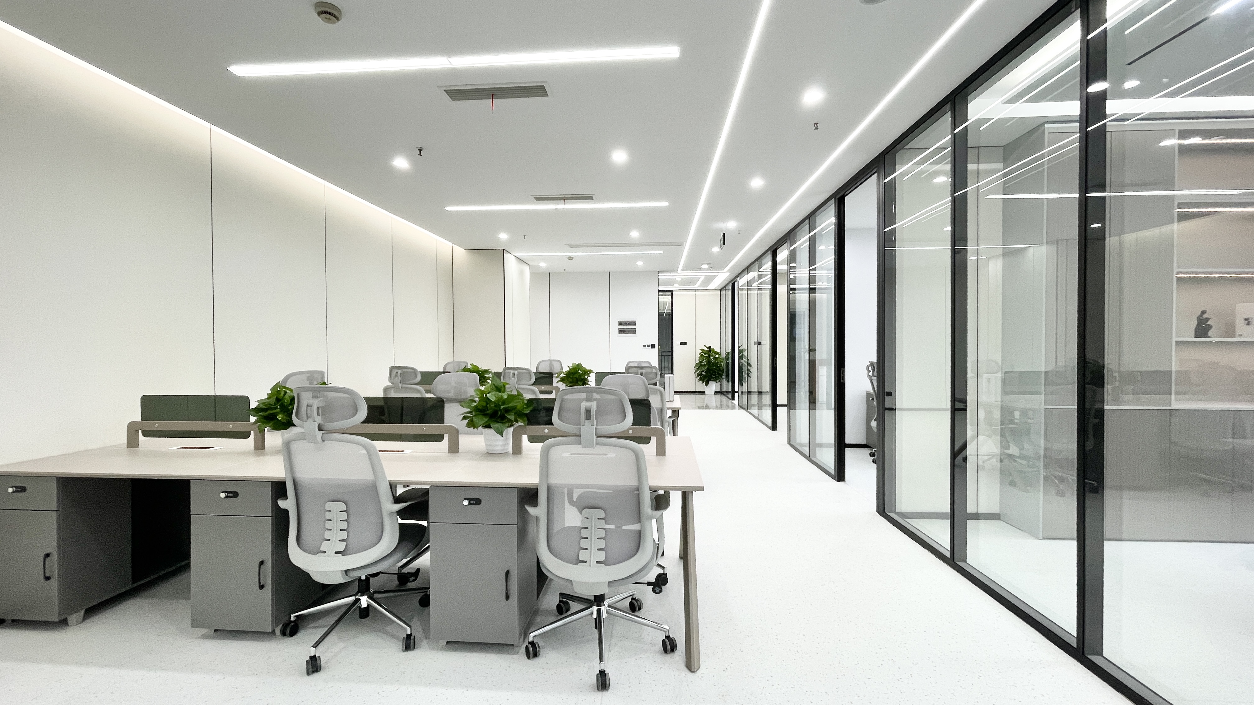 金融城市一医院地铁五六百米 234平 4隔间16工位 双面采光 24小时空调 带共享配套 天府新谷办公室出租