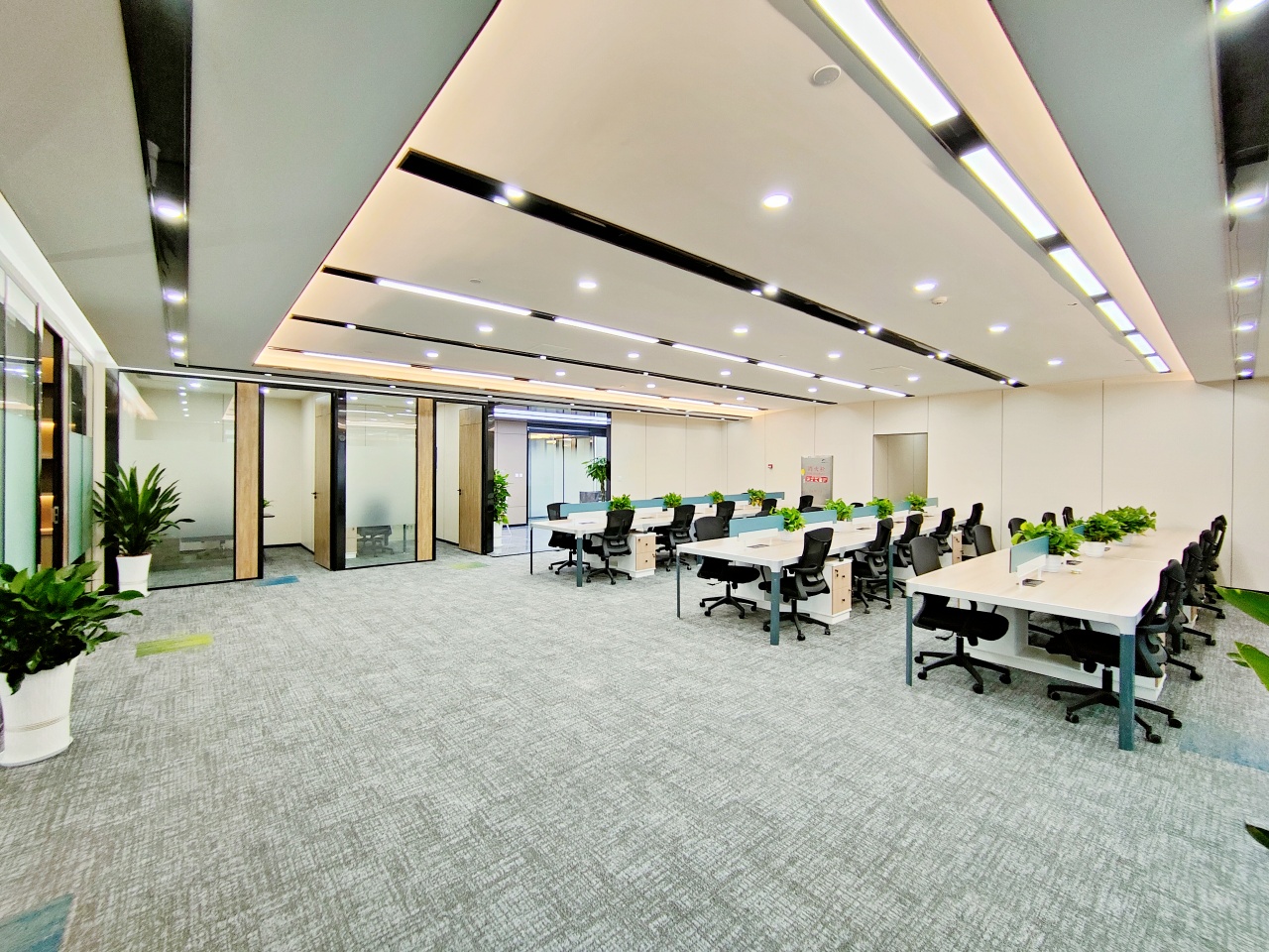 成都西站地铁口精装好房 385平 5隔间42工位+茶水间 空调无加时费 精装带家具 带共享配套 安格斯恒通中心办公室出租