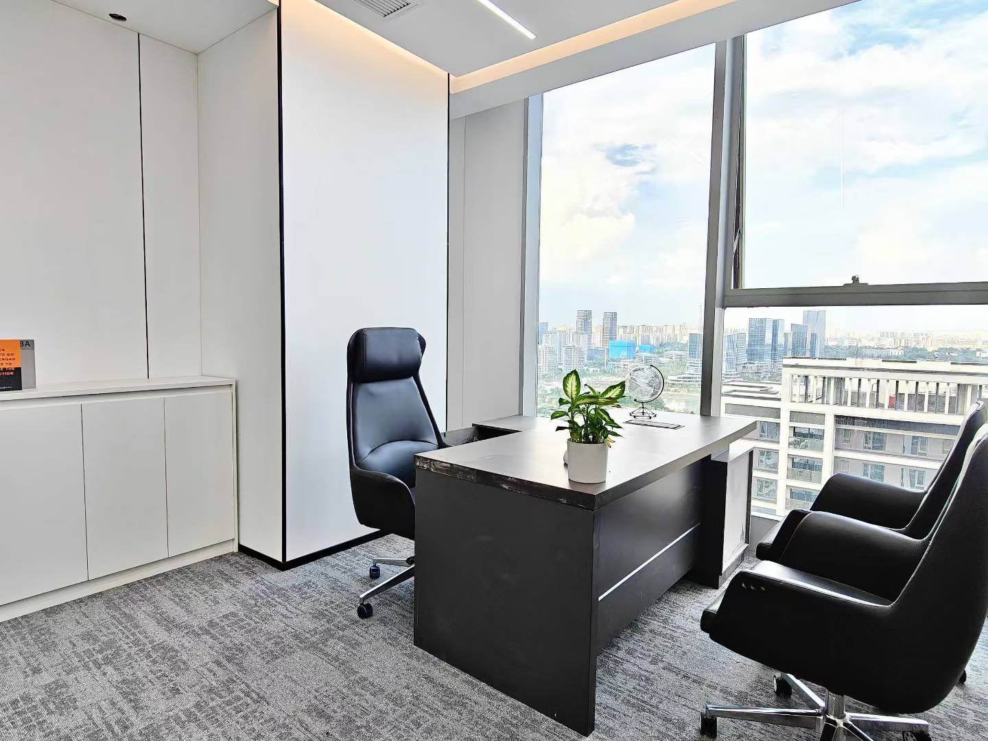 紧邻孵化园9号线芯岛地铁三四百米 246平 4隔间24工位 空调早8晚十 无惧加班 朝东 嘉煜金融科技办公室出租