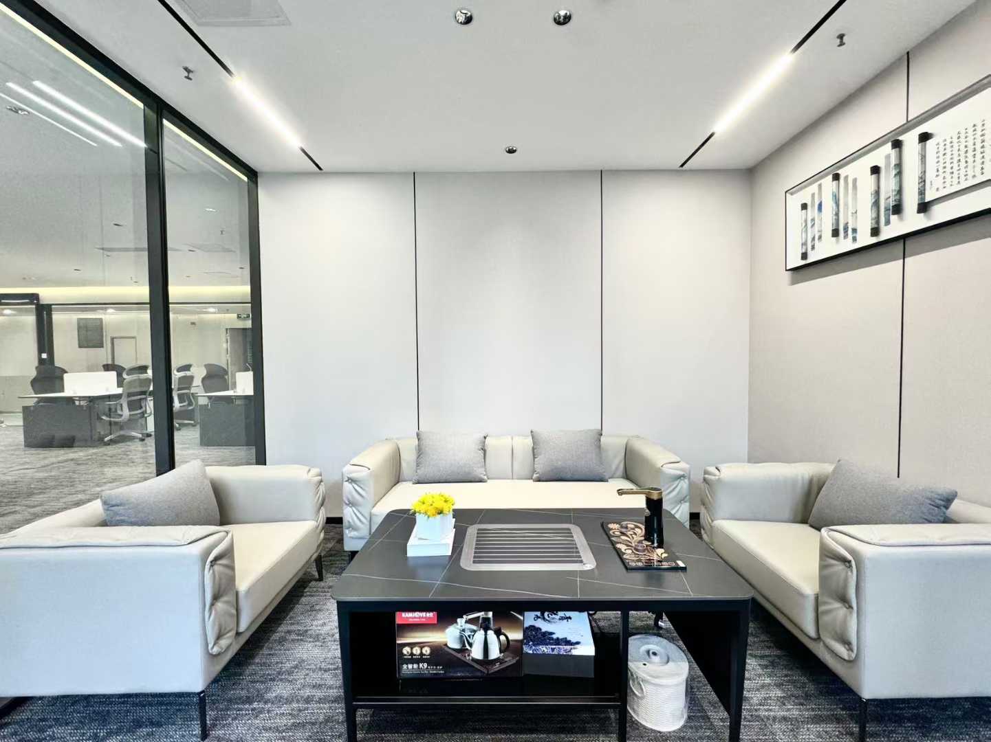 天府三街近地铁 低区大落地玻璃窗 电梯口 套租 5隔间28工位 精装带家具 装修新颖 香年广场办公室出租