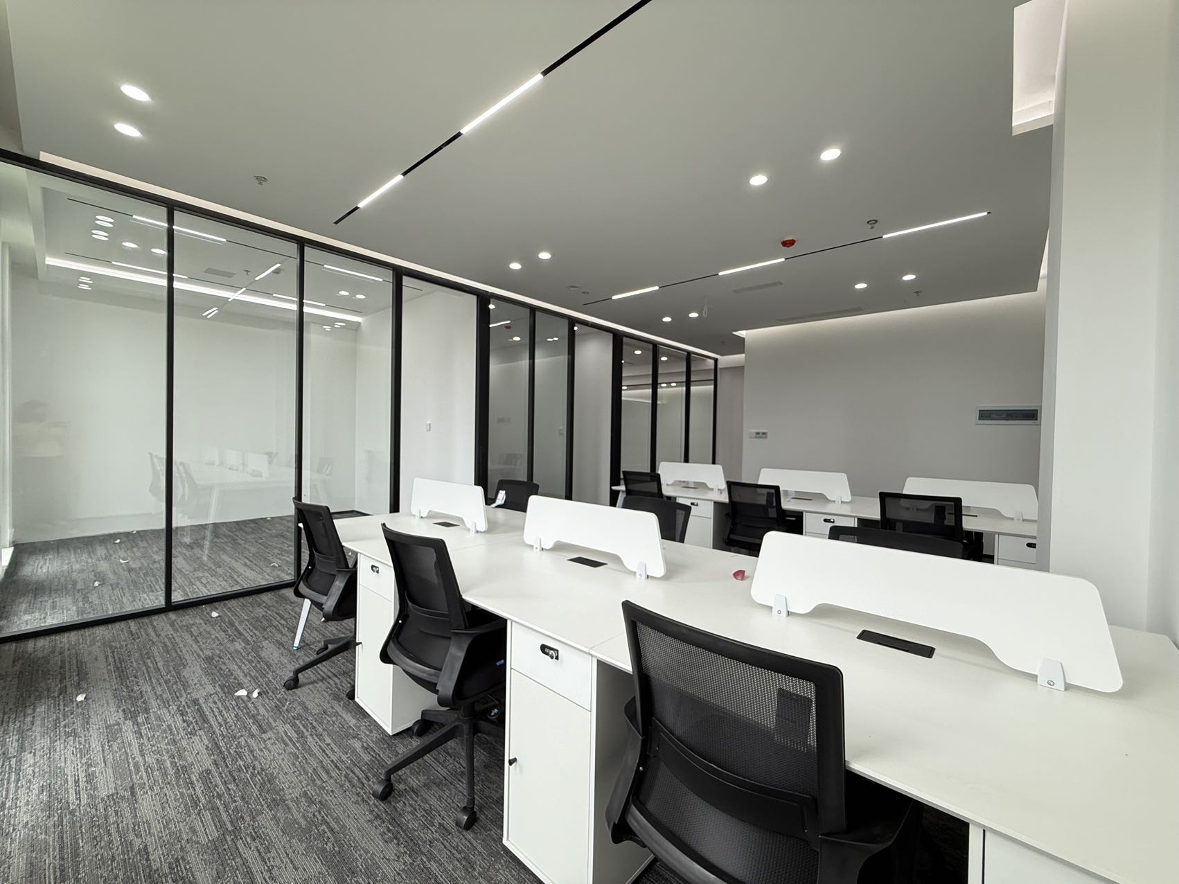 天府五街地铁方便 按套出租 3隔间15工位 24小时空调 园区氛围巴适 环境优美 天府软件园办公室出租