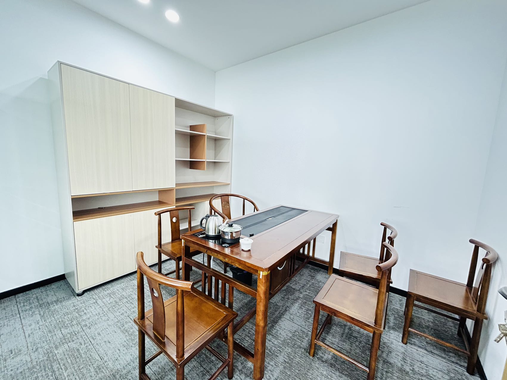 环球中心地铁口高区精装房源 视野非常安逸 按套出租 7隔间20工位 报价含物业费 环球中心办公室出租