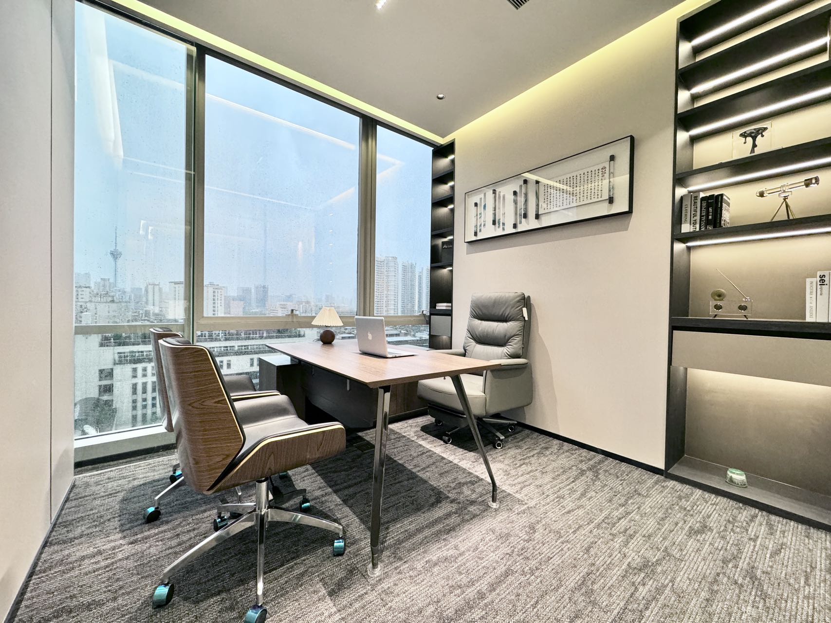 市中心东门大桥地铁口 5隔间22工位 紧邻春熙路 落地窗 视野采光巴适 时代8号办公室出租