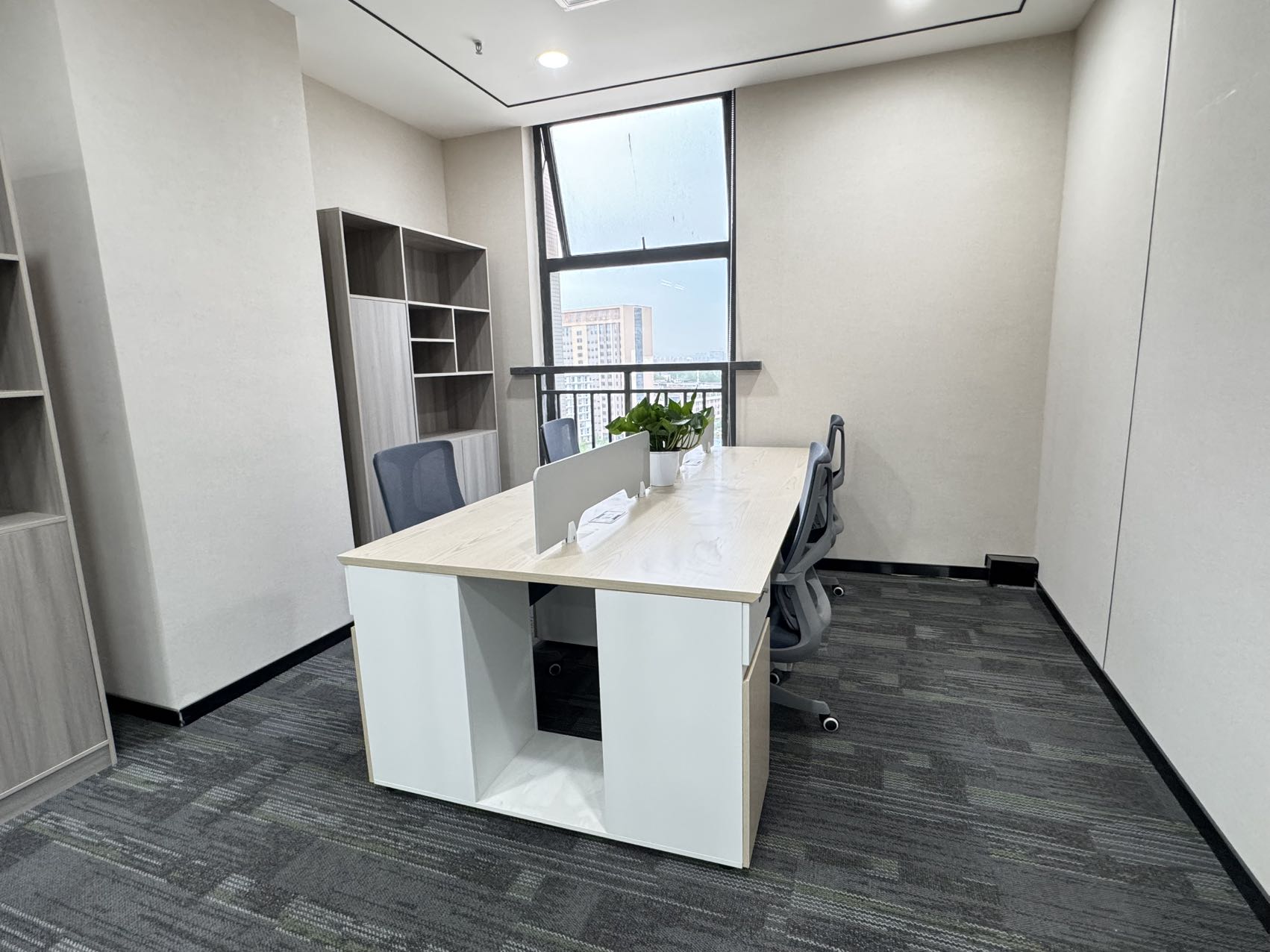 锦江区金石路地铁口 279平方 5隔间24工位 双面采光 无加时费 拎包入住 新希望中鼎国际办公室出租