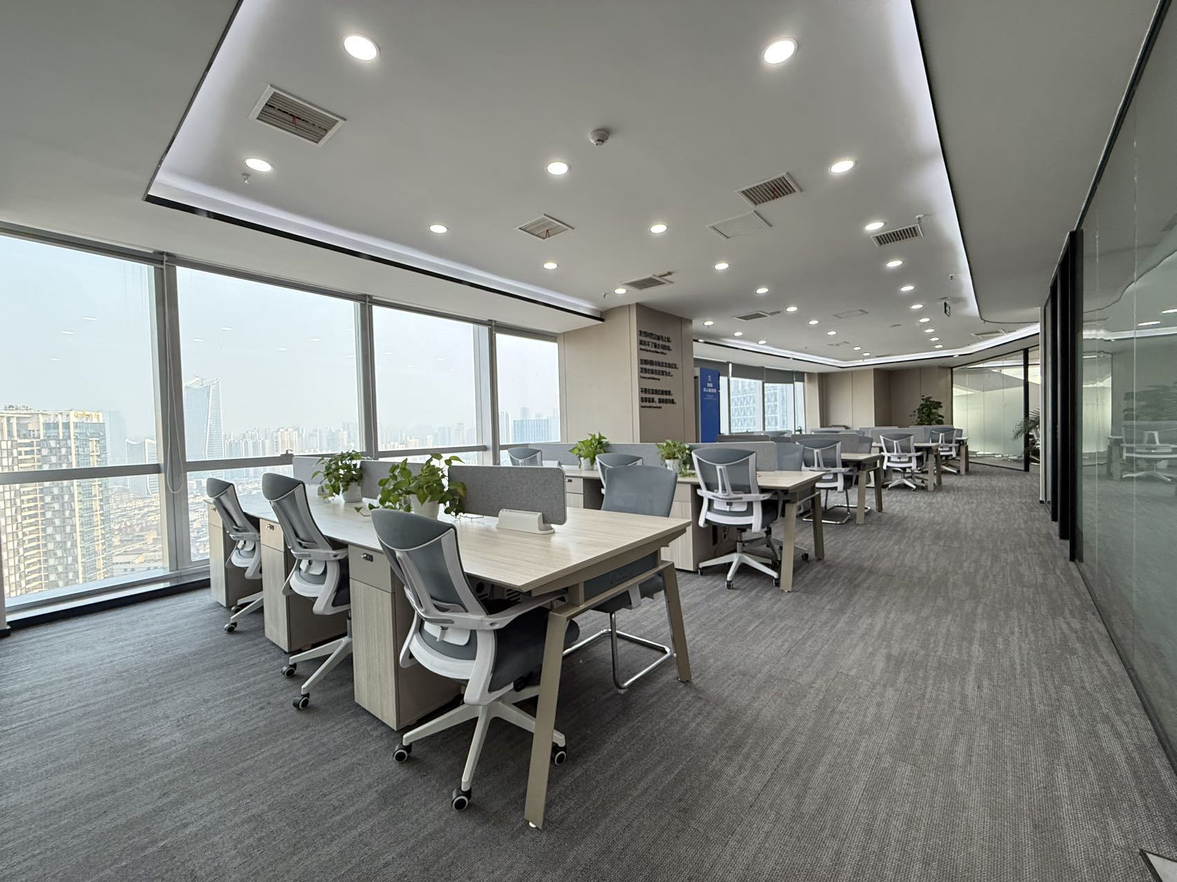 市中心2号线东门大桥甲写精装房源 5隔间30工位 带家具 视野巴适+前台 明宇金融广场办公室出租