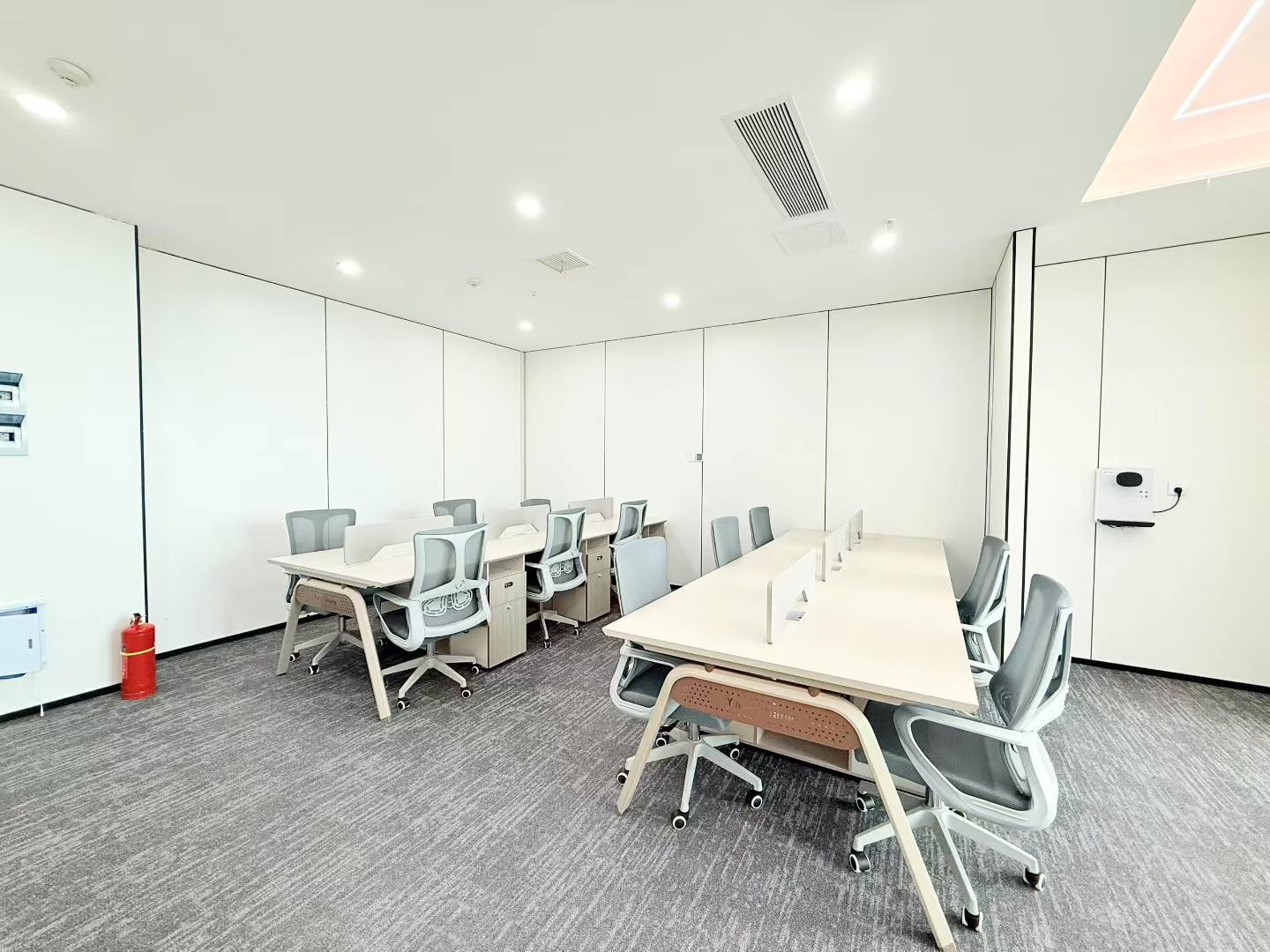 人民北路甲级楼盘 高区电梯口户型 564平 7隔间40工位 24小时空调 价格还可以聊  北成8号办公室出租