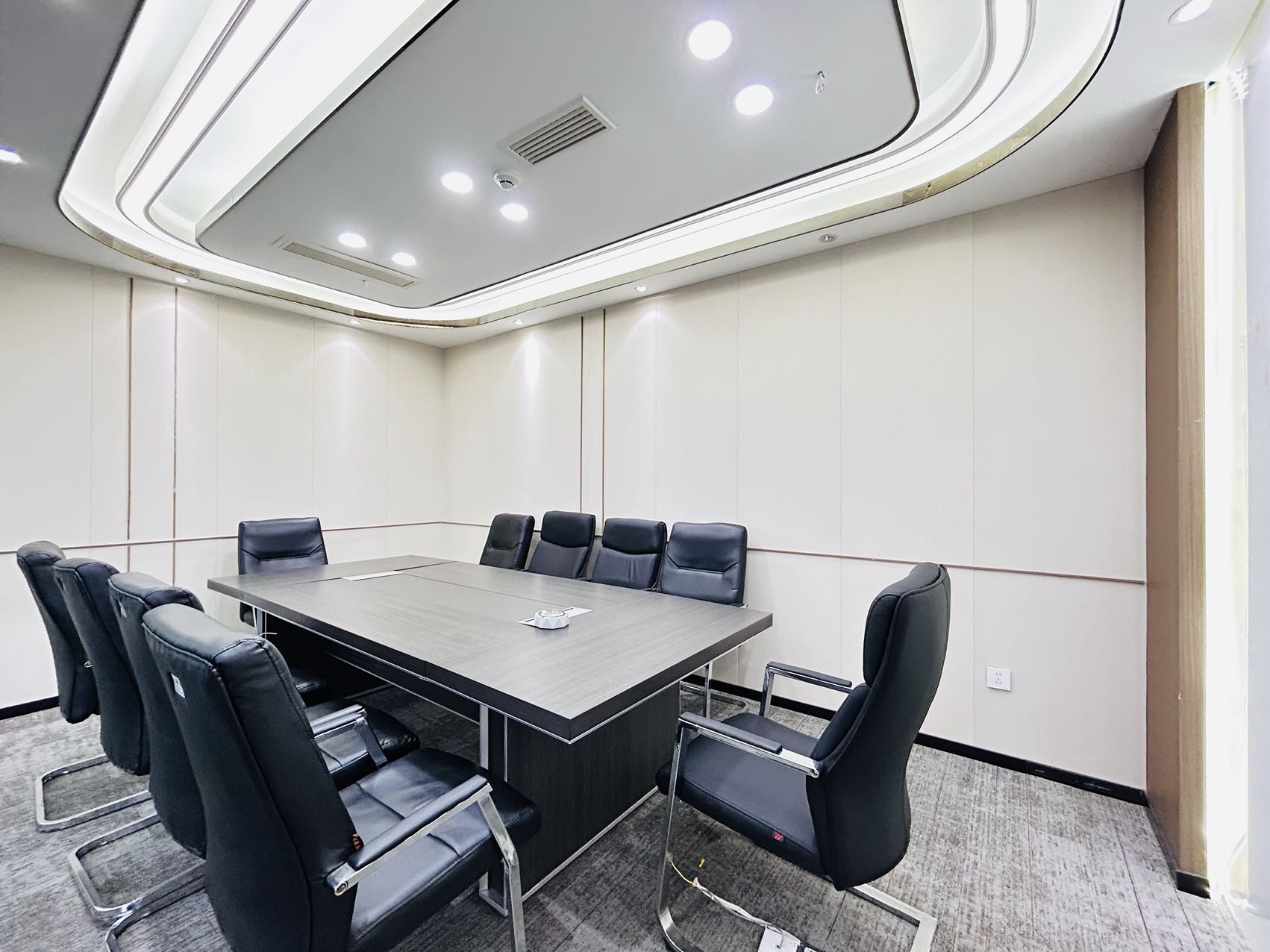 高新区环球中心办公室 按套出租 6隔间18工位 北区朝外 视野开阔 报价含物业费 精装带家具