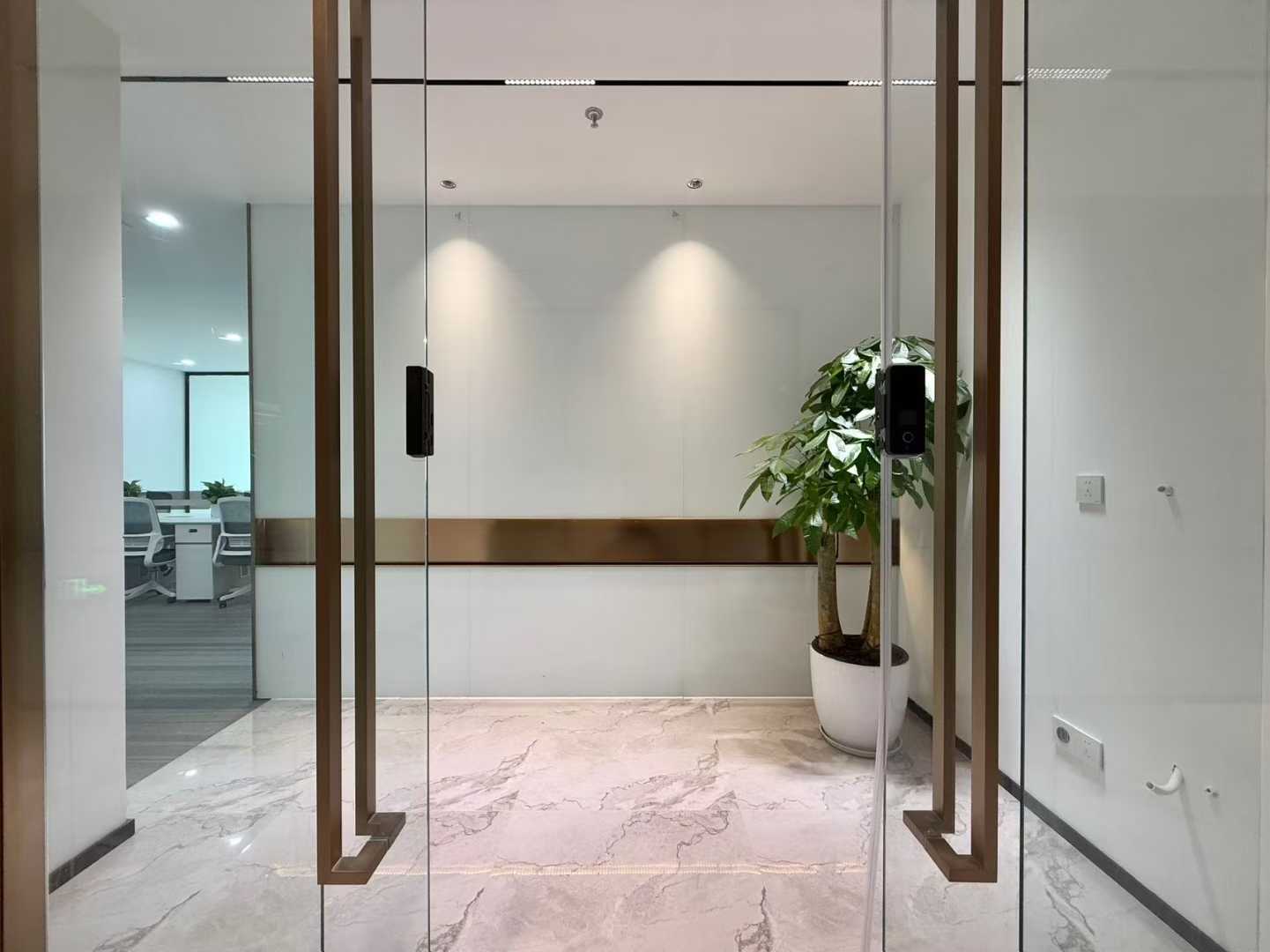 高新中和版块 6号线张家寺地铁口 服务面积148平 3隔间12工位 电梯口 适合创业/办事处 香榭国际办公室出租