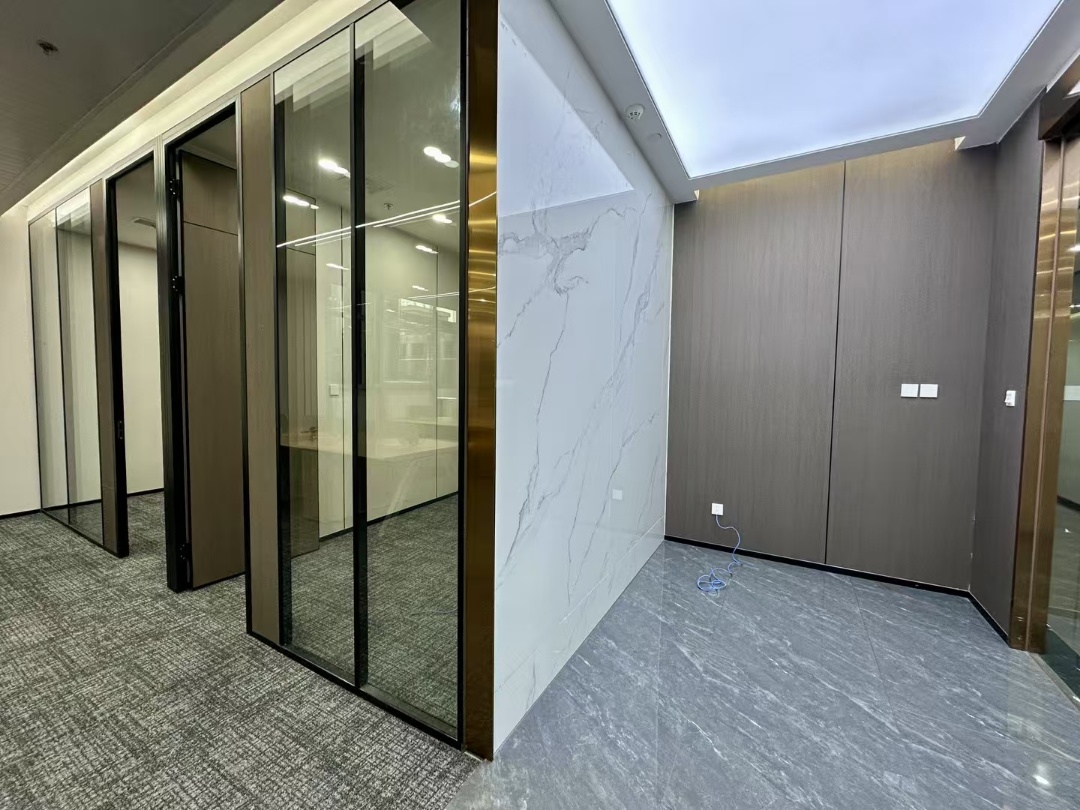 高新区孵化园地铁口小面积阳光房 137平 3隔间12工位 24小时空调含能耗费 带家具 嘉润国金中心办公室出租