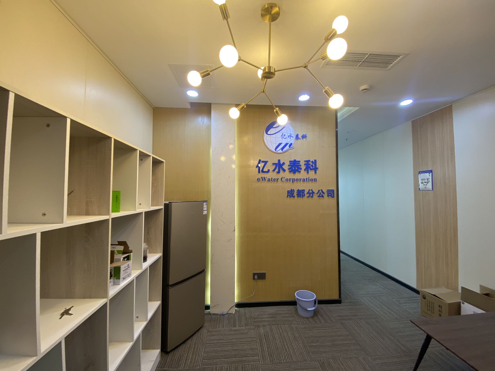 高新环球中心精装小面积办公室 1号线锦城广场站直达 采光好 现代精装电梯口