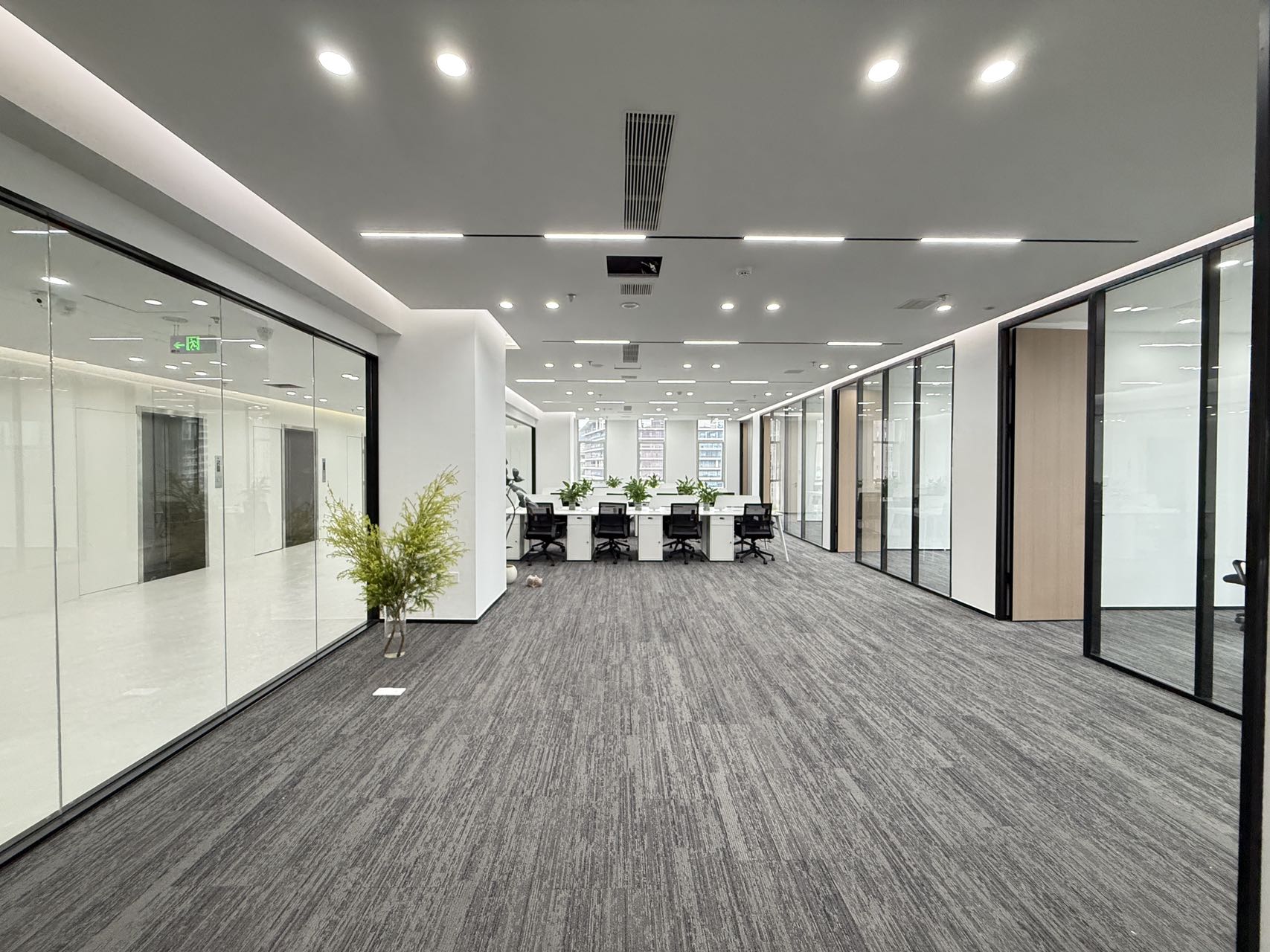 天府五街园区办公 按套出租 含物业费 6隔间36工位 园区环境安逸 适合科技 艺术类公司 软件园D4办公室出租