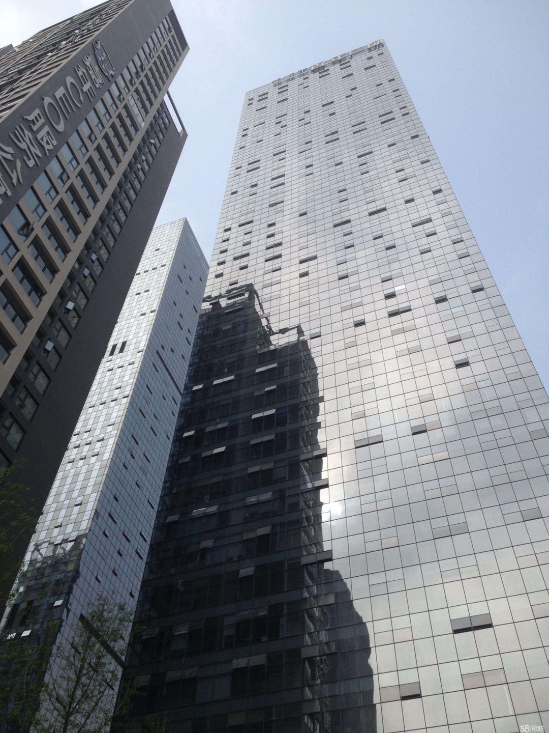 高新区地铁口精装办公室香年广场天际视野，鸟瞰全城。 电梯口3隔间40工位