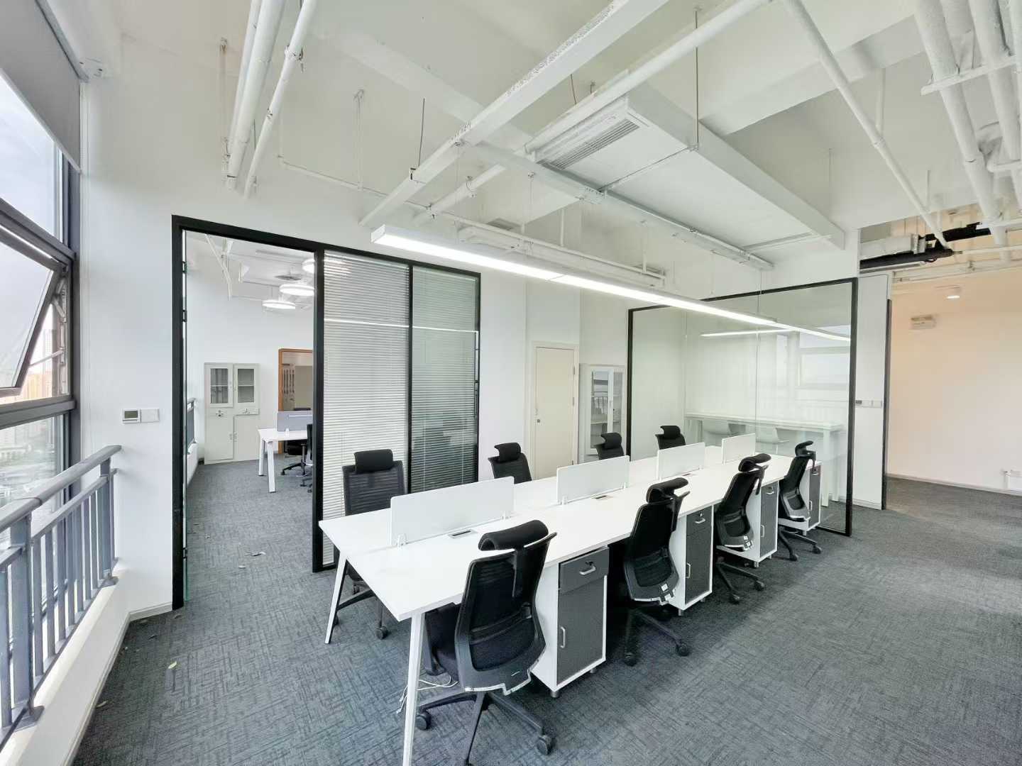 高新区剑南大道旁5号线锦城湖地铁四五百米 185平 4隔间8工位 双面采光 带家具 视野巴适 瑞鑫时代广场办公室出租