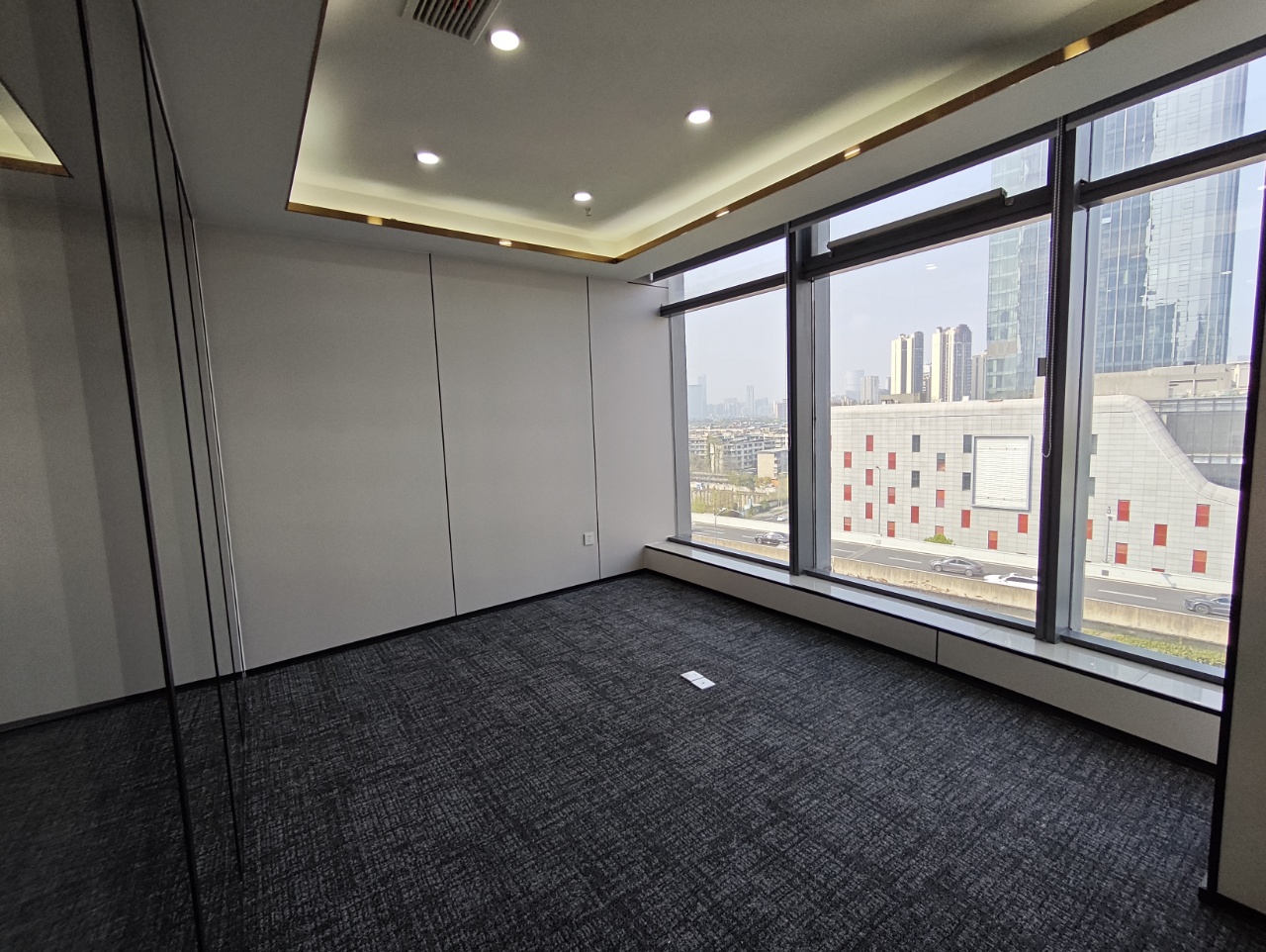 成华区杉板桥版块 146平方3 隔间12工位 正对电梯口 近地铁 紧邻东郊记忆 多弗国际办公室出租