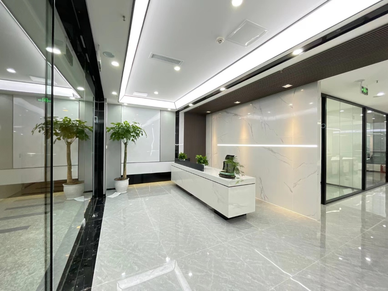 高新区锦城大道地铁口环球中心380平精装办公室 带家具