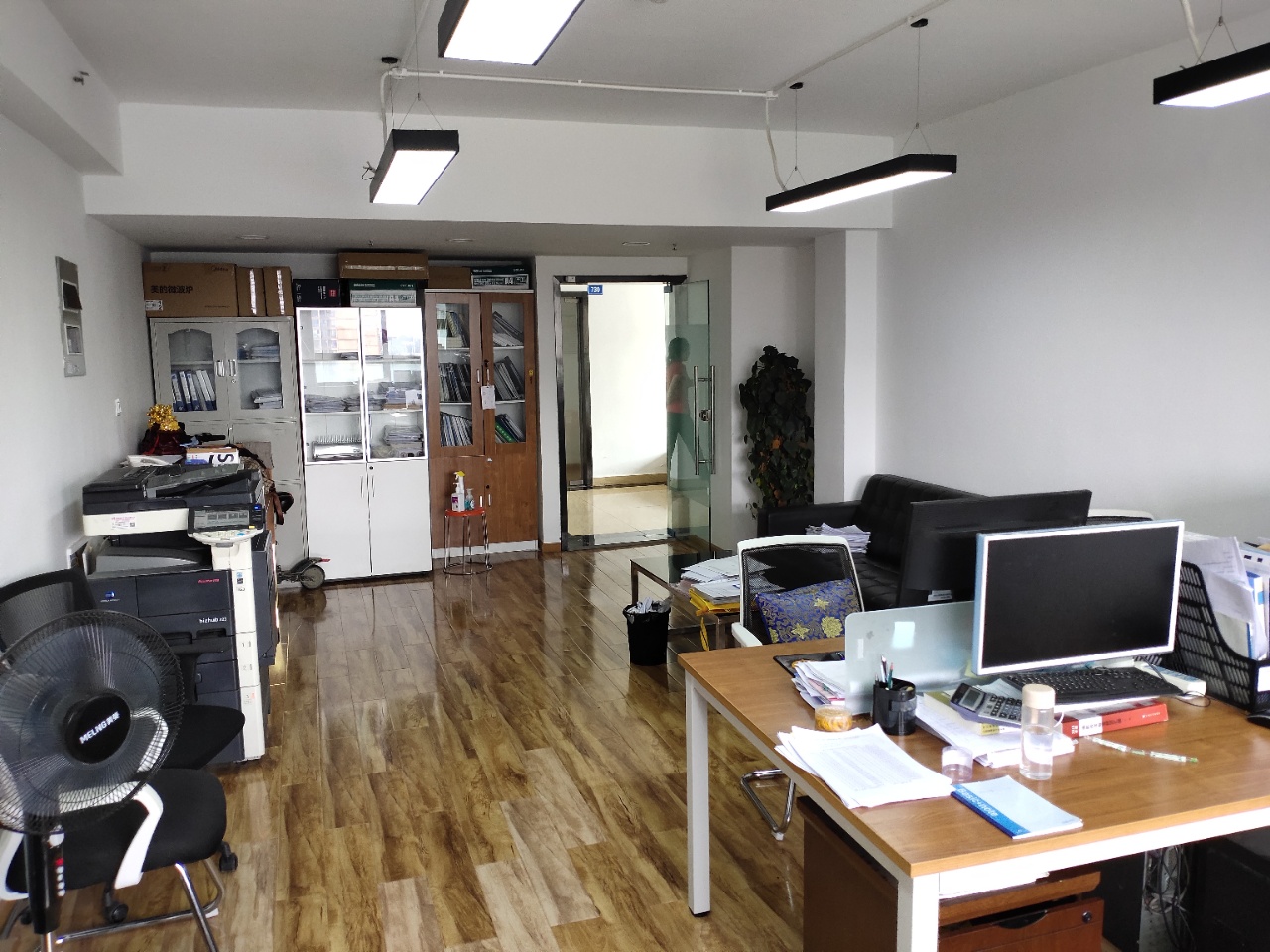万茂大厦52平米精致办公空间1办公室+6工位 适合创业
