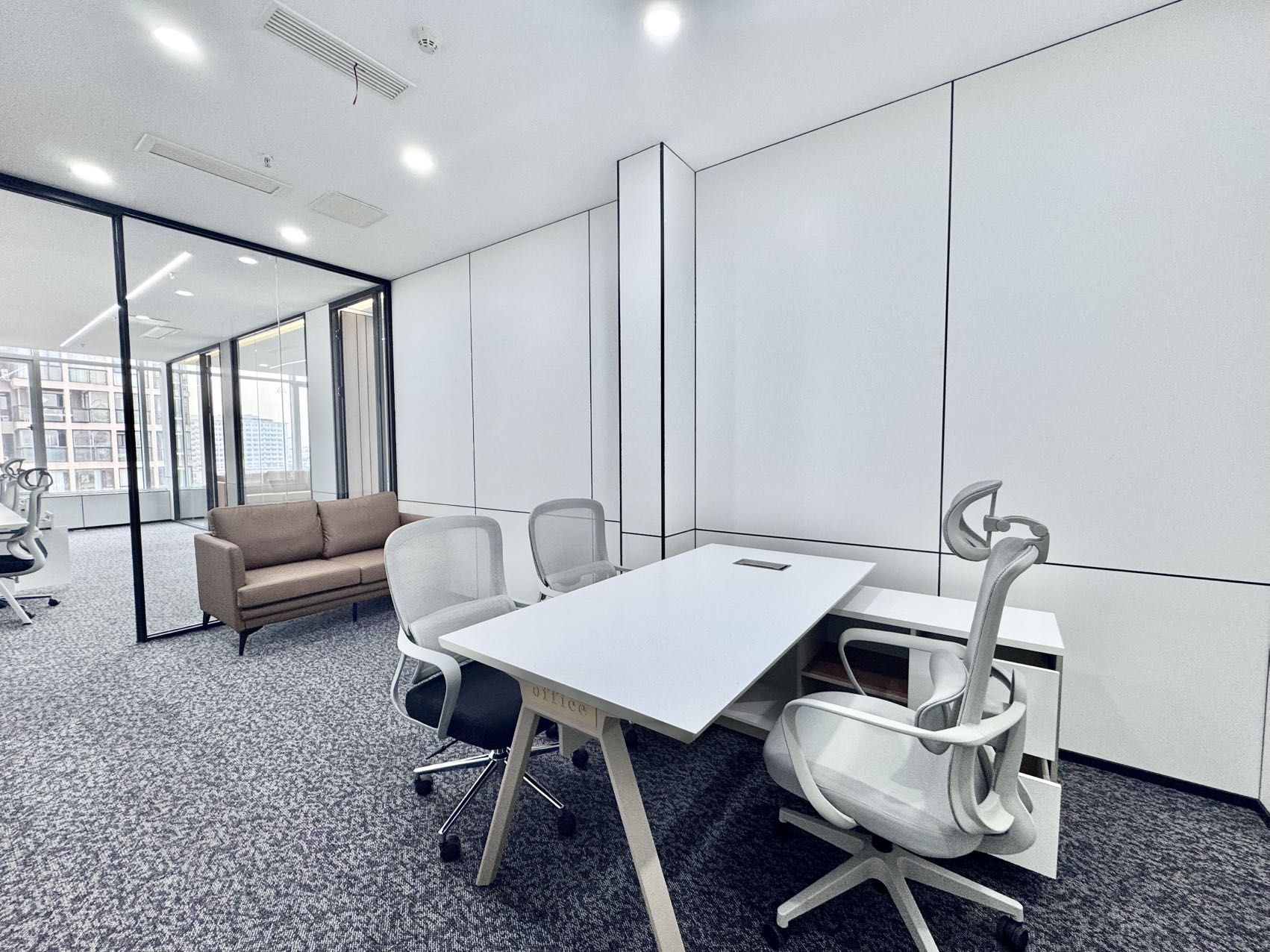 红牌楼新楼盘 电梯口双面采光户型 532平方 7隔间36工位 带大老板大会议室 24小时空调 鼎冠中心办公室出租